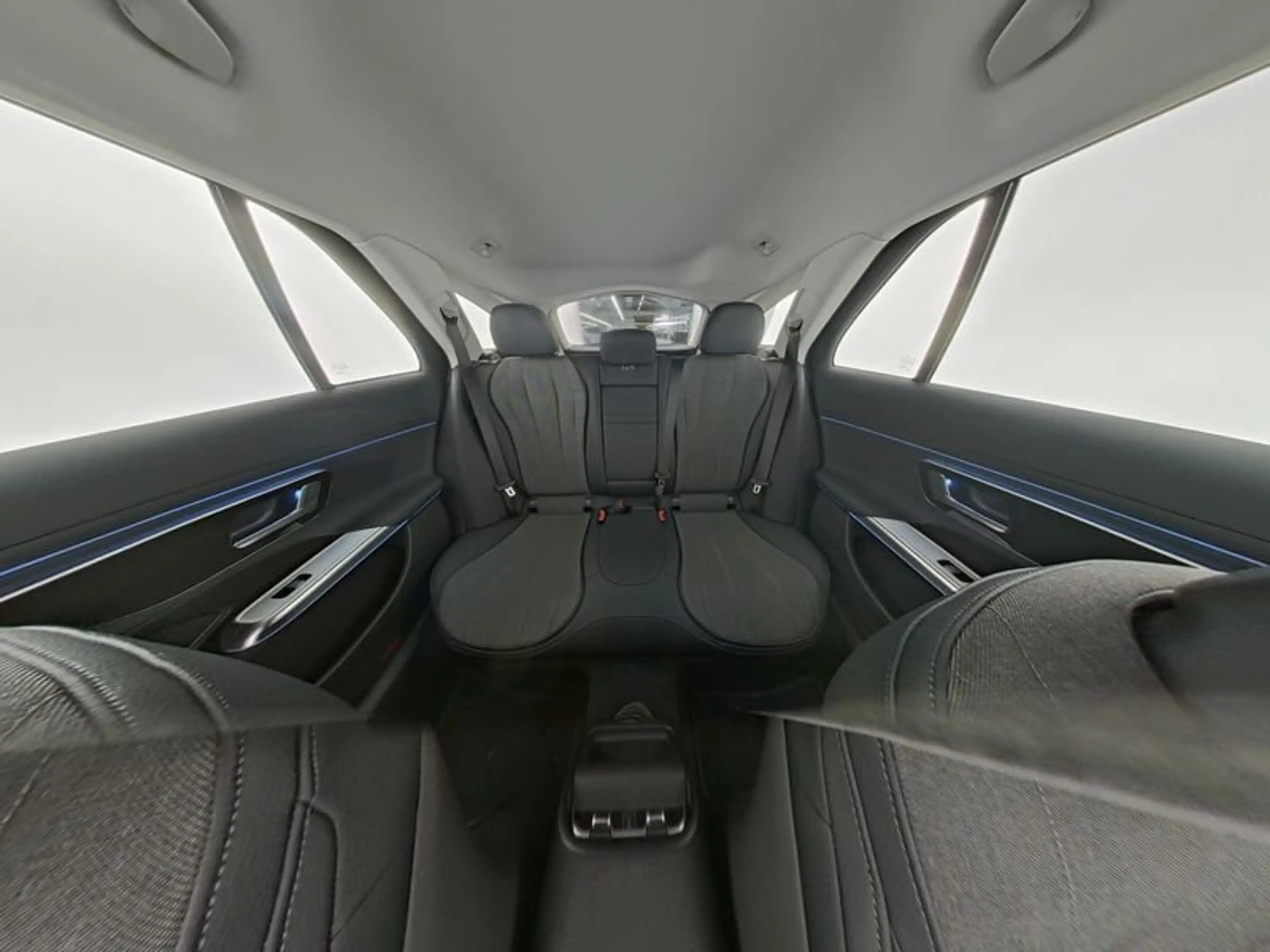 Mercedes-Benz E 200 Avantgarde Adv. Dist/Tot/Kame/PTS/AHK/Ambi — photo 6