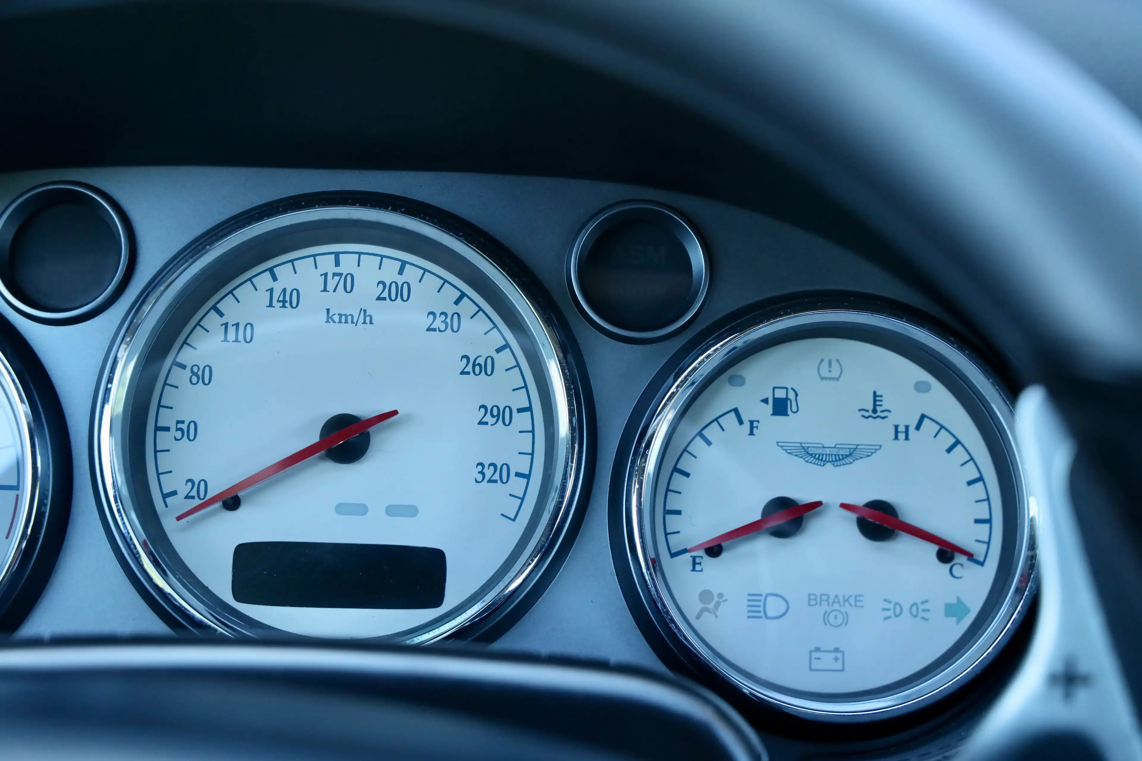 Aston Martin Vanquish V12 PRICE REDUCTION "Low mileage" Executed in deep — photo 14