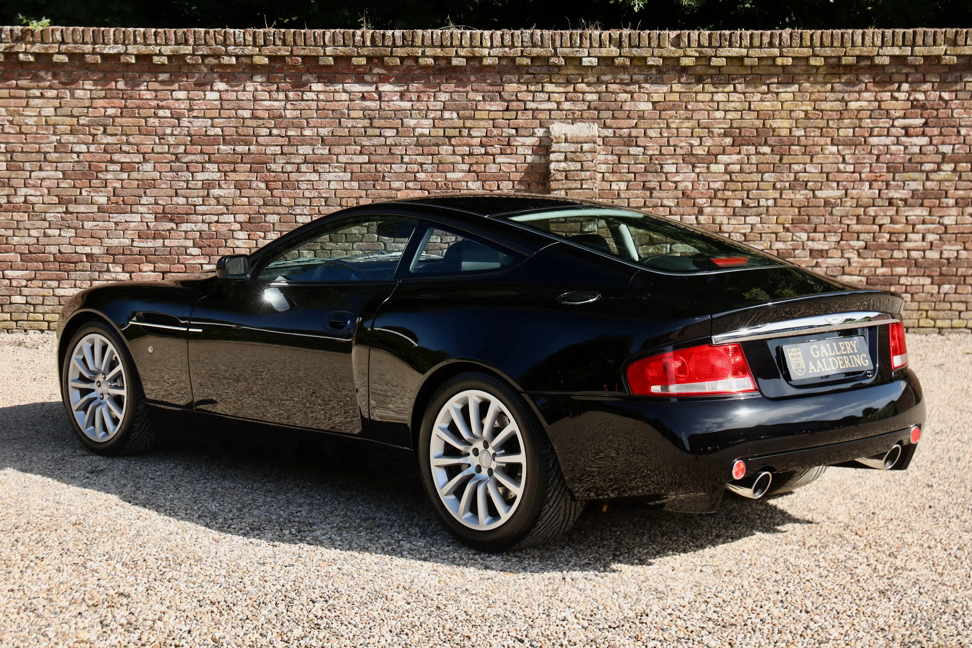 Aston Martin Vanquish V12 PRICE REDUCTION "Low mileage" Executed in deep — photo 12