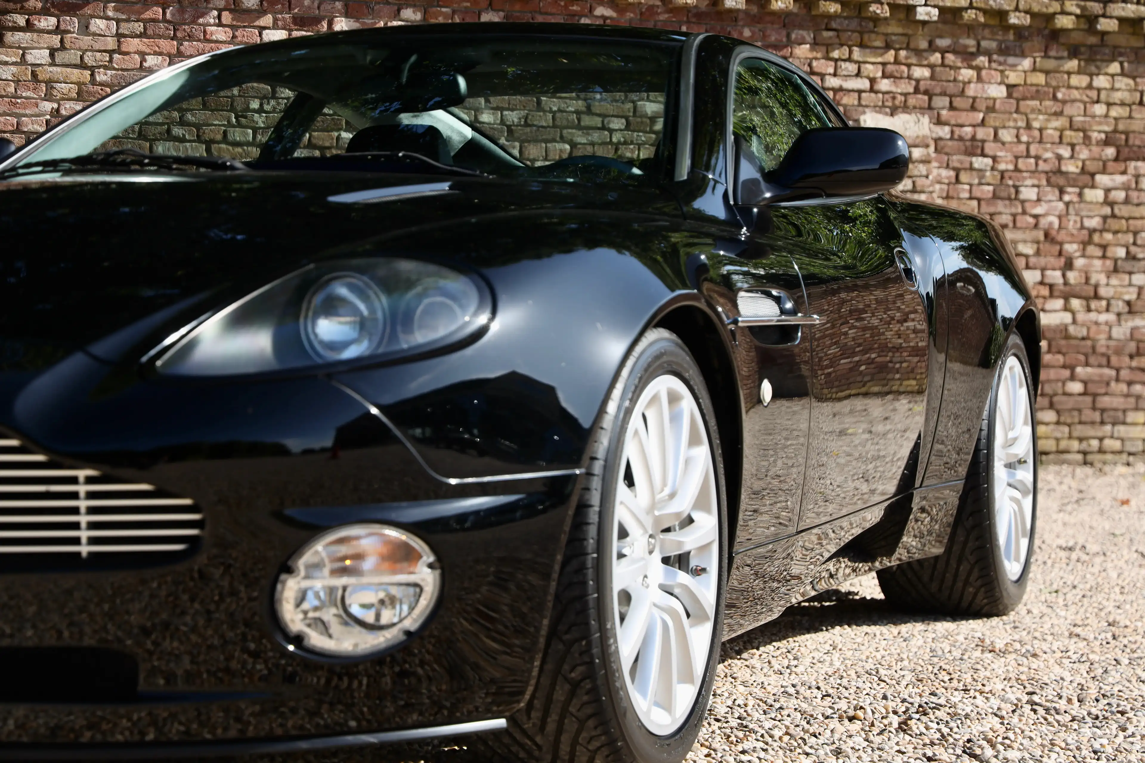 Aston Martin Vanquish V12 PRICE REDUCTION "Low mileage" Executed in deep — photo 10