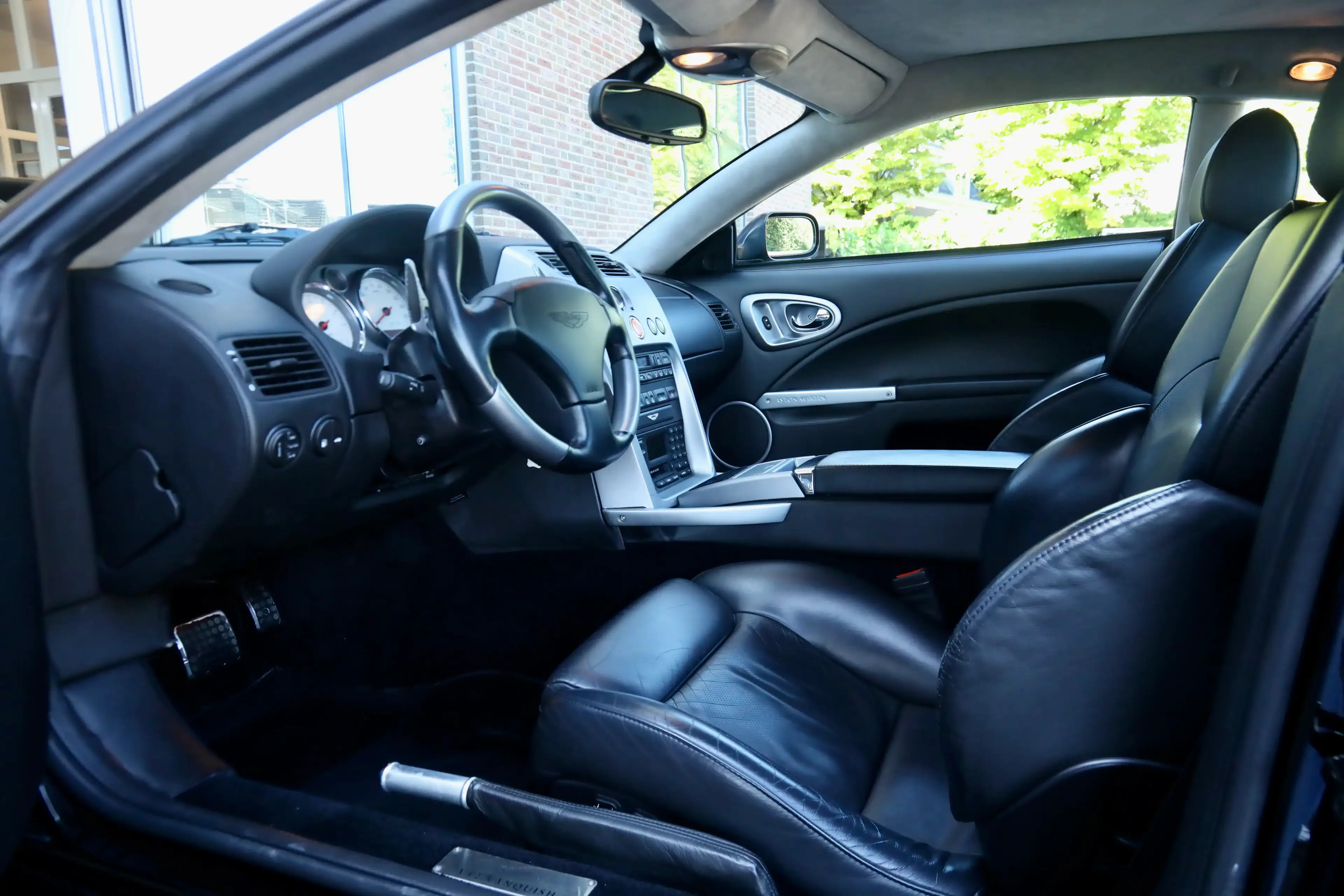 Aston Martin Vanquish V12 PRICE REDUCTION "Low mileage" Executed in deep — photo 11