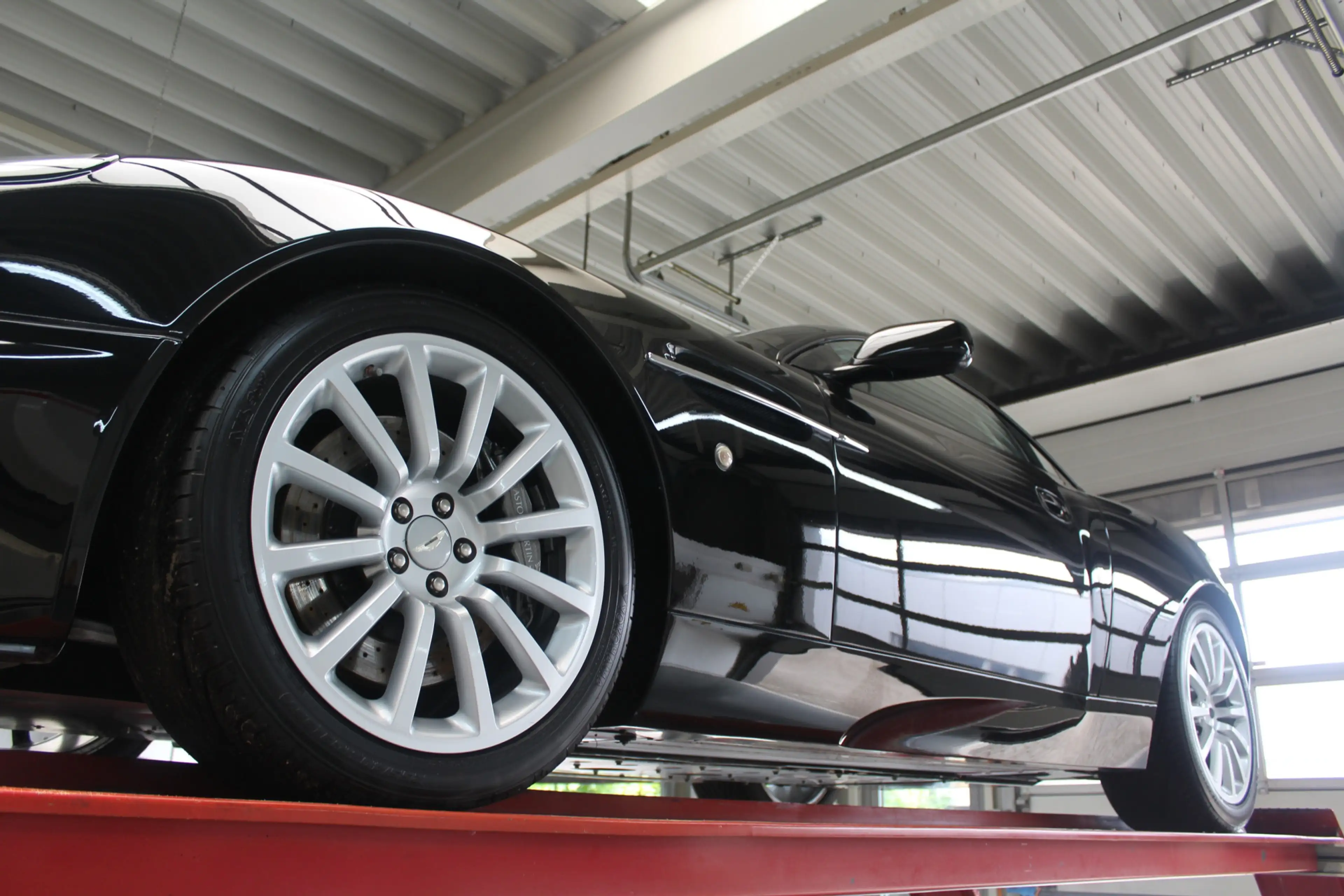 Aston Martin Vanquish V12 PRICE REDUCTION "Low mileage" Executed in deep — photo 8