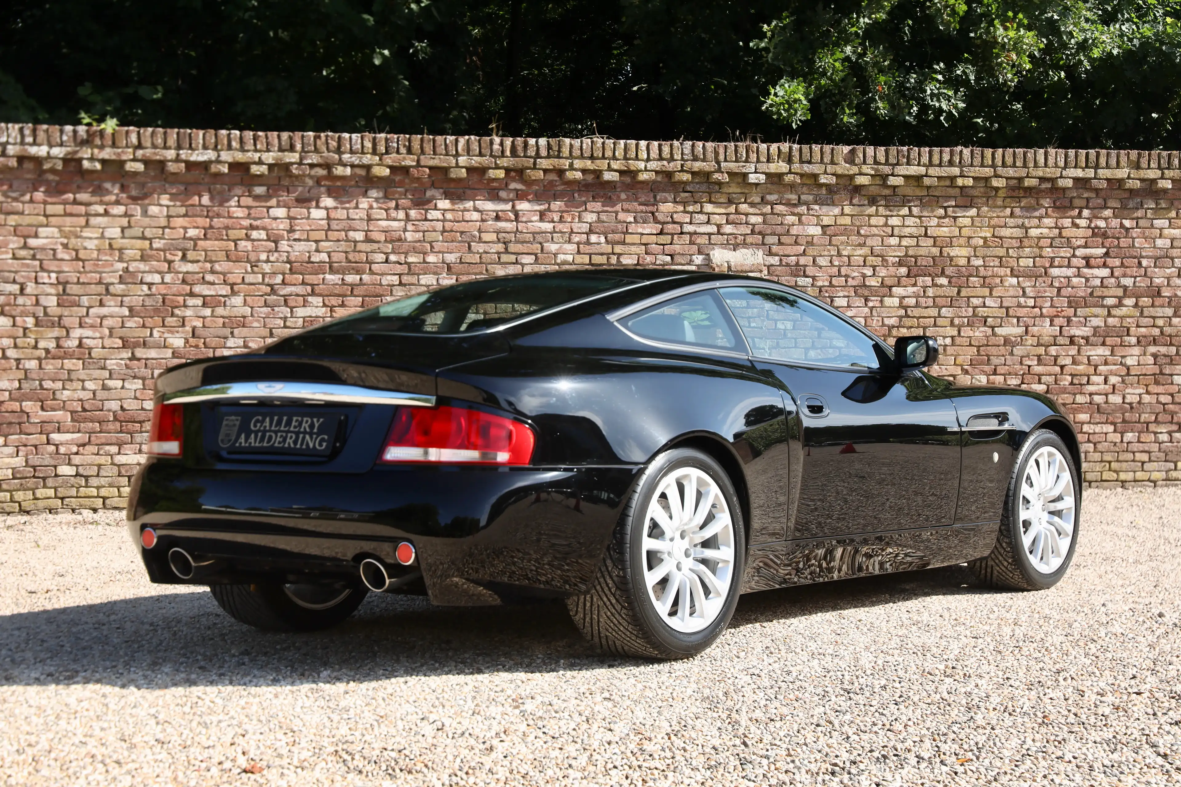 Aston Martin Vanquish V12 PRICE REDUCTION "Low mileage" Executed in deep — photo 2