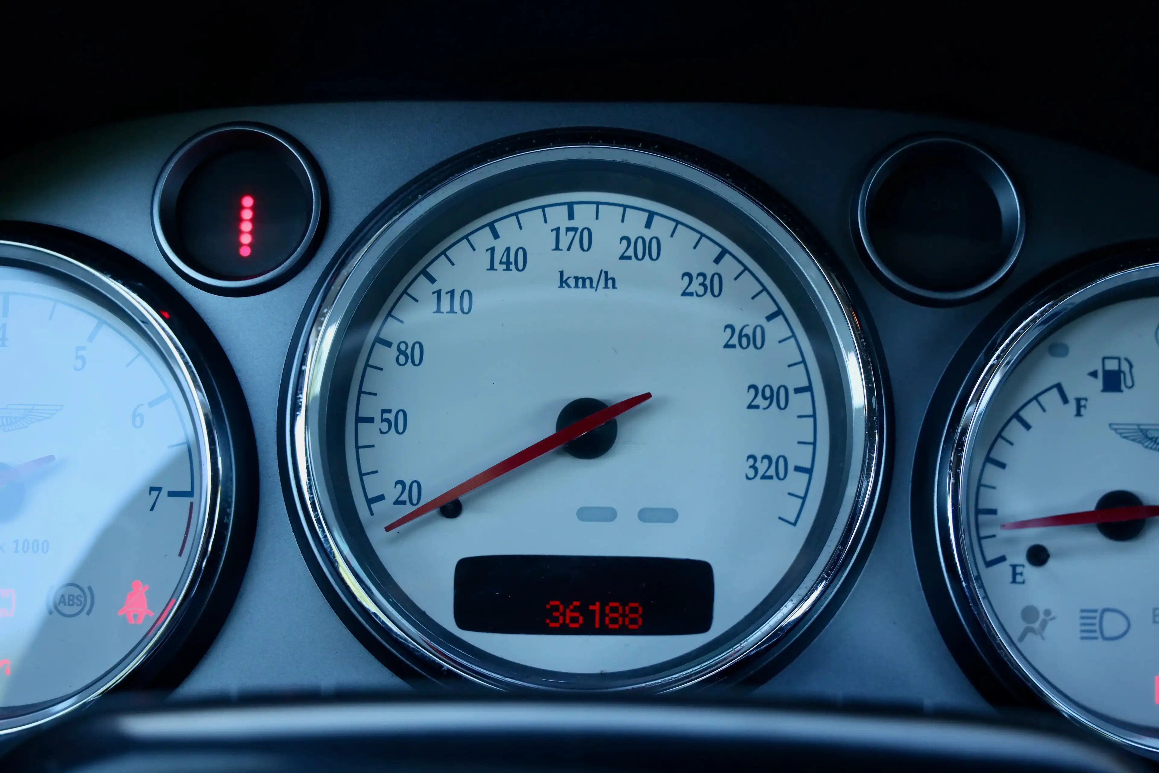 Aston Martin Vanquish V12 PRICE REDUCTION "Low mileage" Executed in deep — photo 7