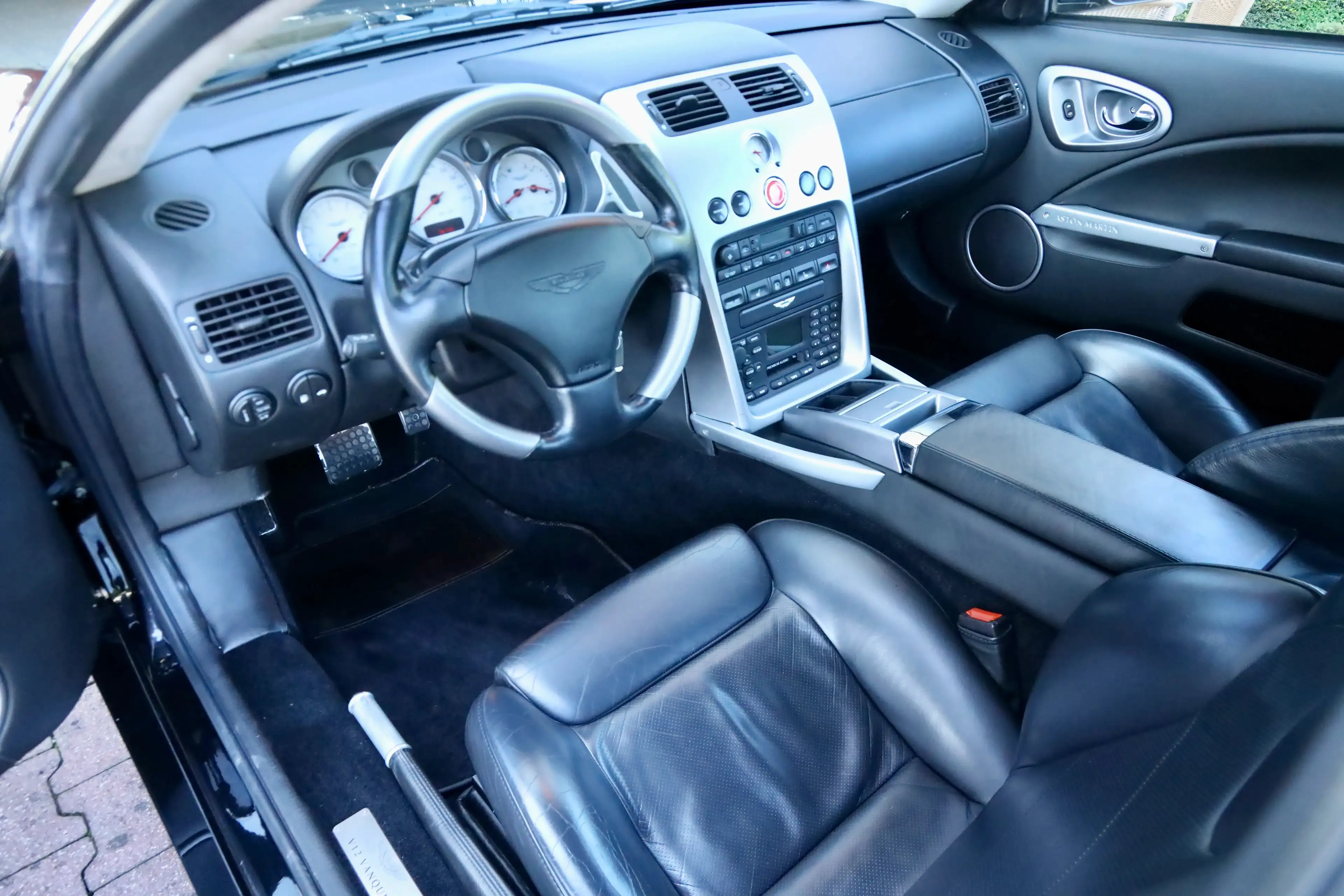 Aston Martin Vanquish V12 PRICE REDUCTION "Low mileage" Executed in deep — photo 3
