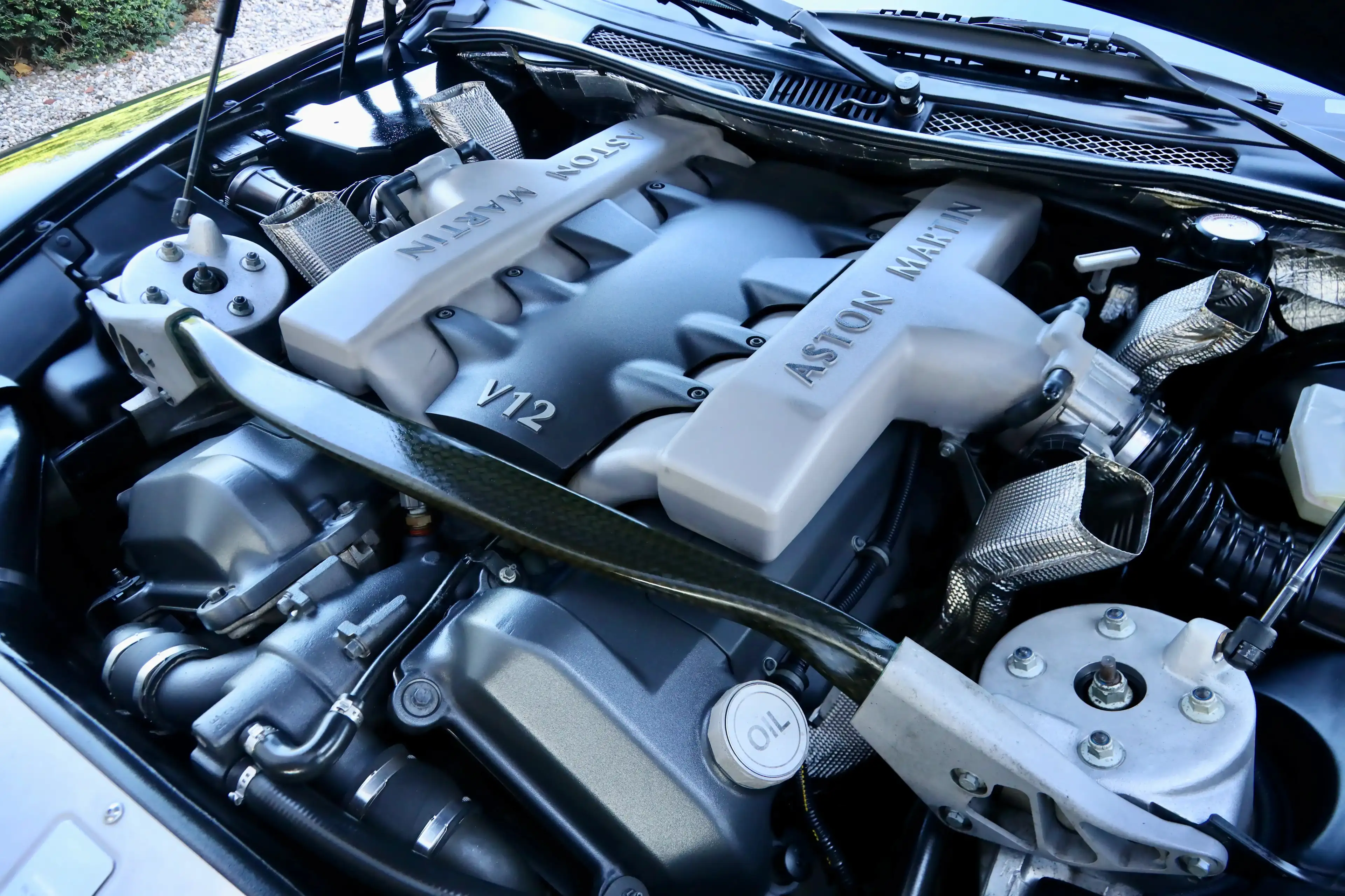 Aston Martin Vanquish V12 PRICE REDUCTION "Low mileage" Executed in deep — photo 4