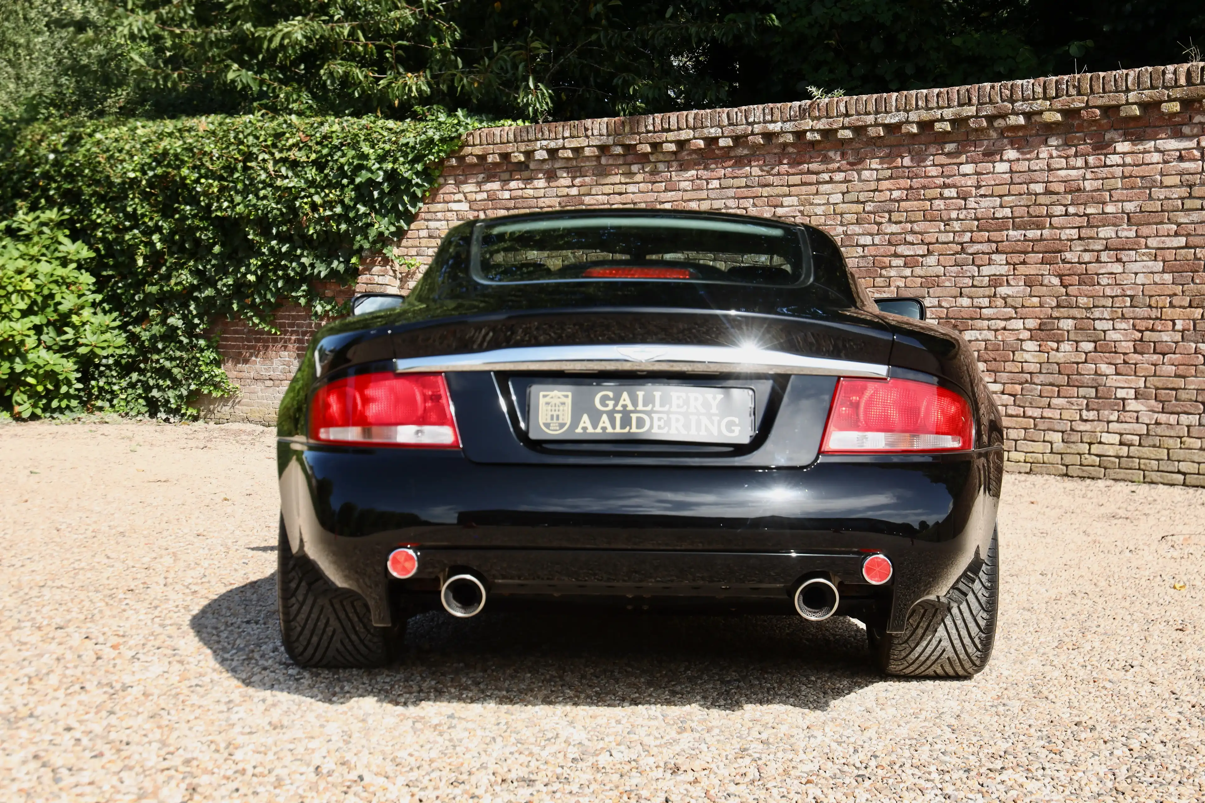Aston Martin Vanquish V12 PRICE REDUCTION "Low mileage" Executed in deep — photo 6