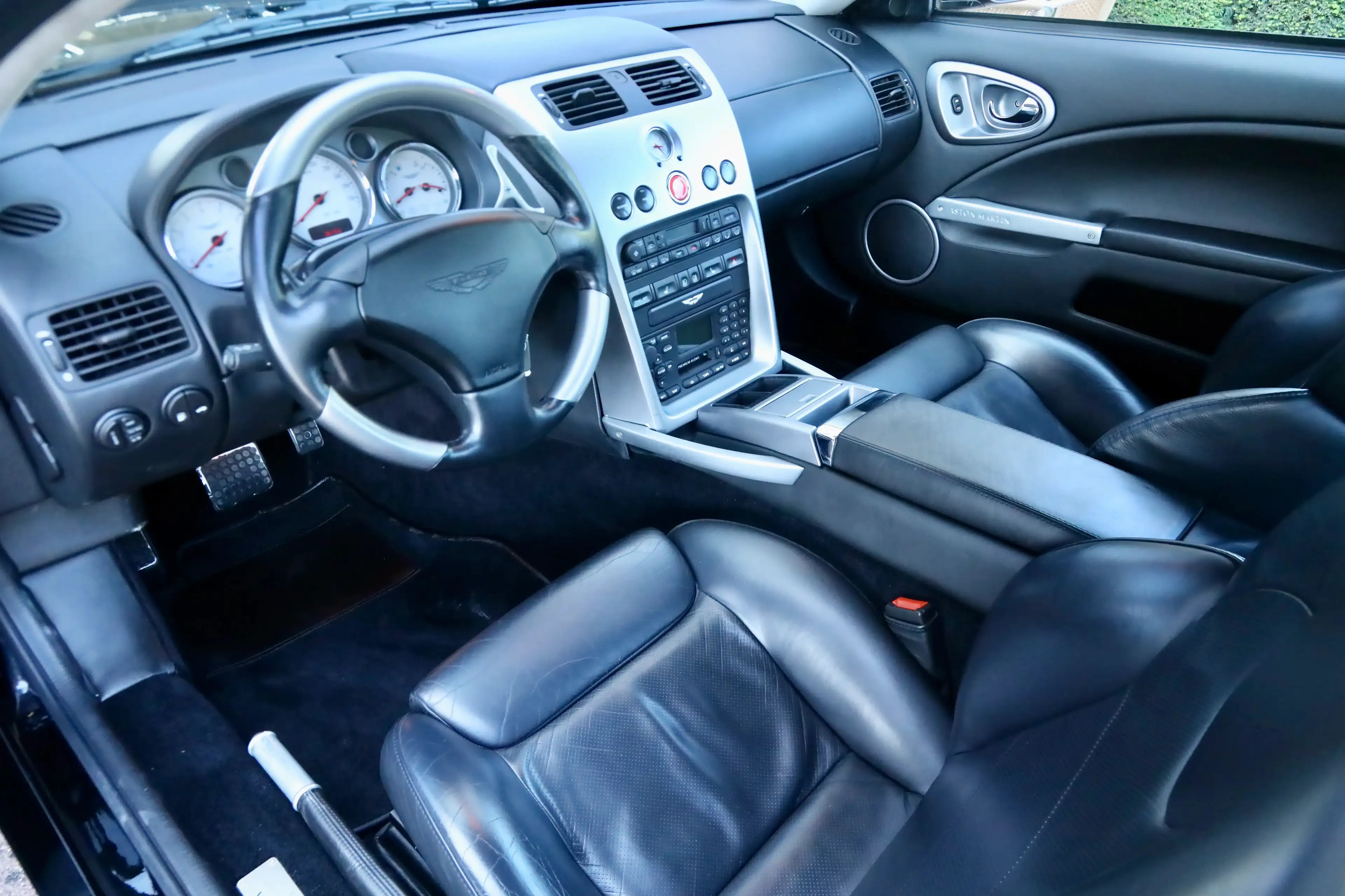 Aston Martin Vanquish V12 PRICE REDUCTION "Low mileage" Executed in deep — photo 9