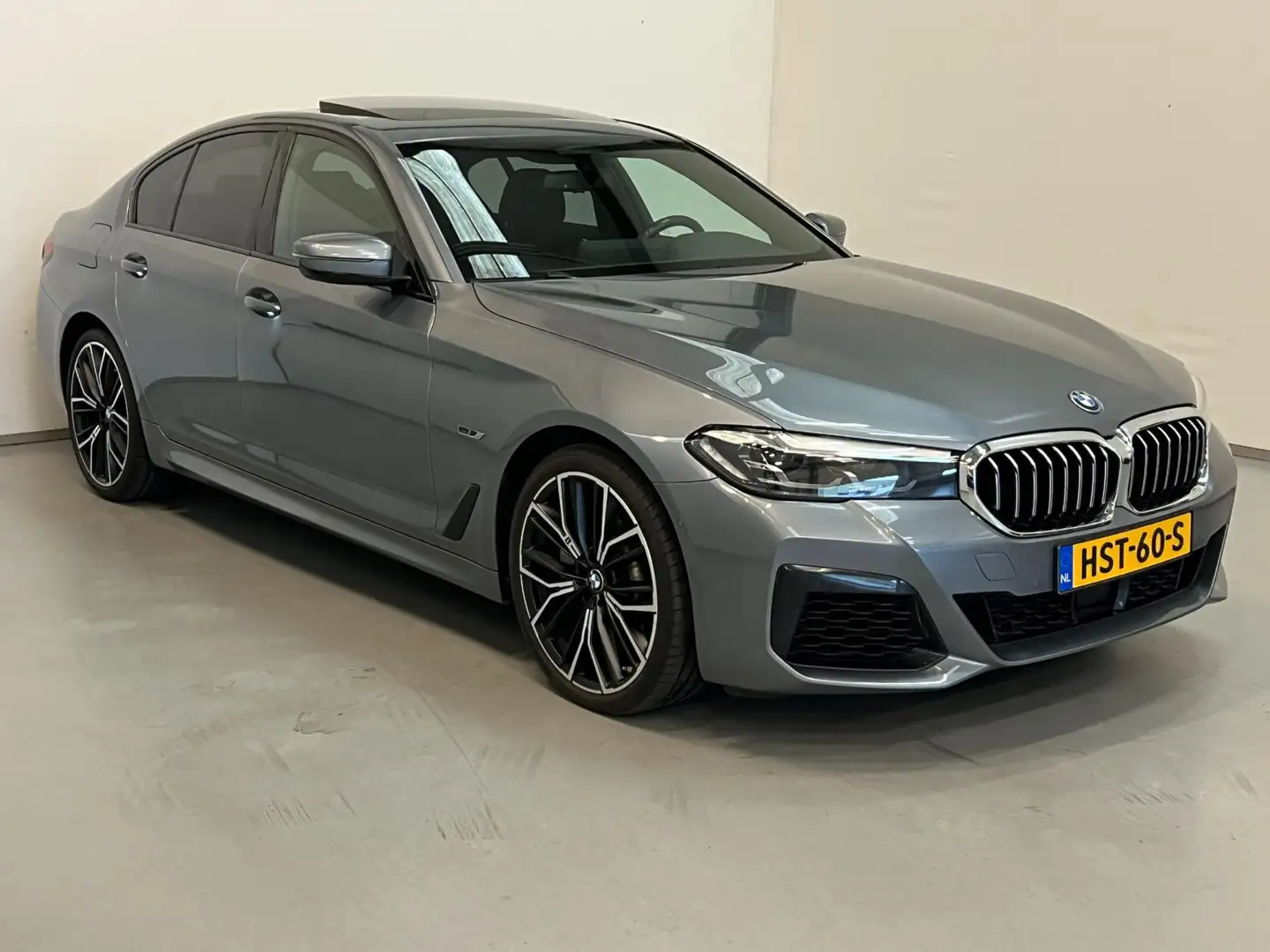 BMW 530 5-serie 530e M Sport / Schuifdak / BTW / 20" LM / Grau - 2