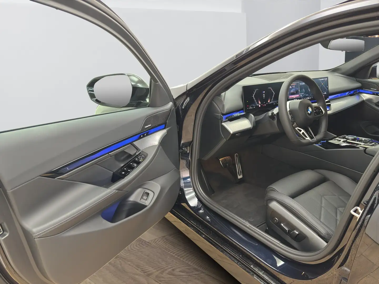 BMW 520 d Touring [M Sport, AHK, ACC, RFK, h&k Sound] Schwarz - 2