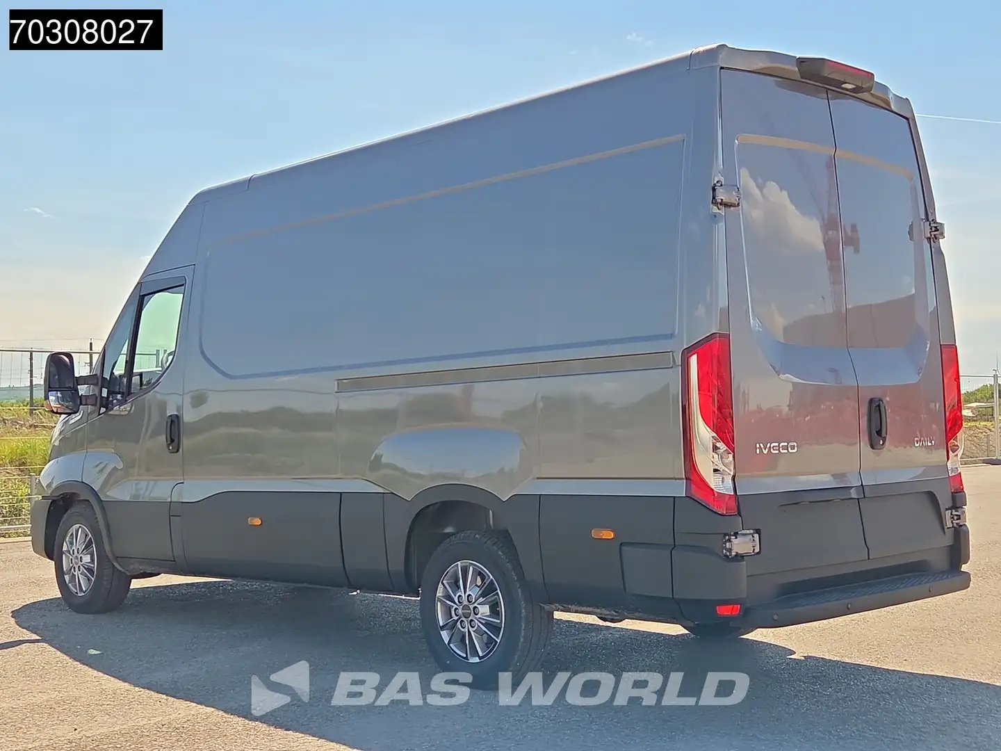 Iveco Daily 35S21 3.0L Automaat 210PK L2H2 ACC LED Grau - 2
