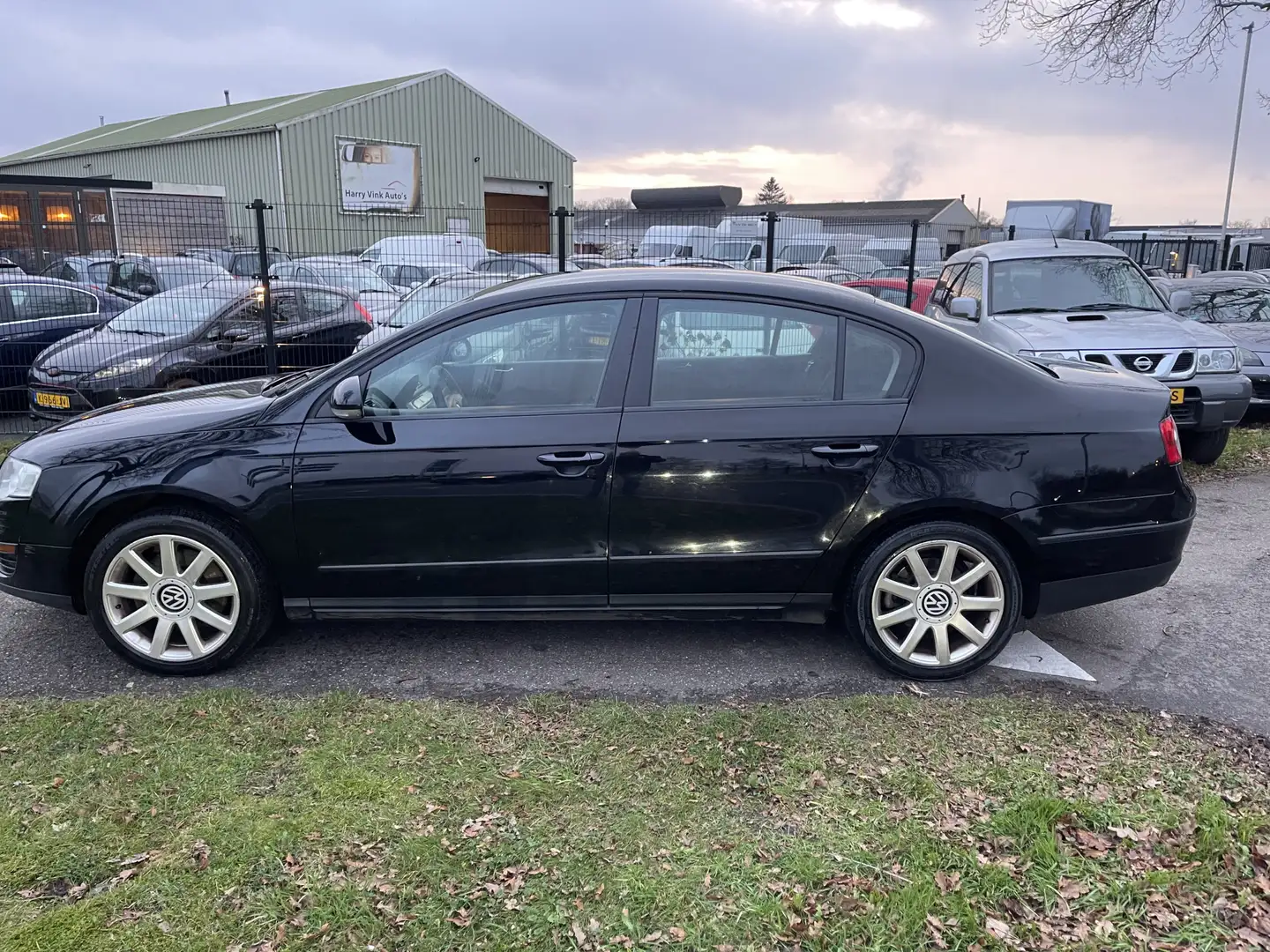 Volkswagen Passat 1.6 Businessline | Navigatie | Trekhaak | LMV Zwart - 2