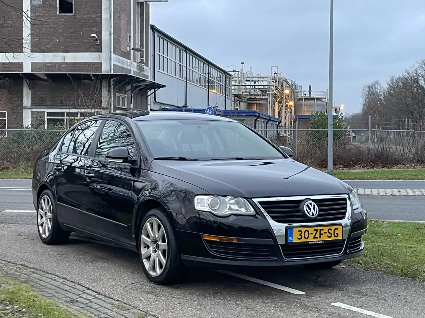 Volkswagen Passat 1.6 Businessline | Navigatie | Trekhaak | LMV Zwart - 1