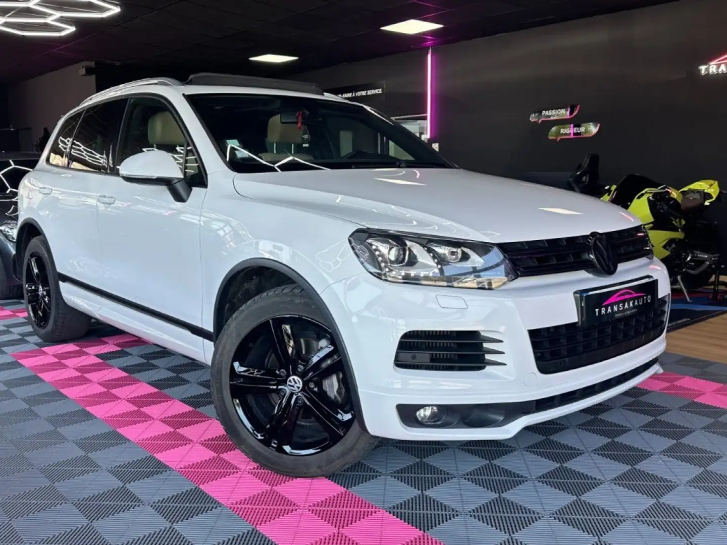 Volkswagen Touareg 3.0 V6 TDI 245 ch 4Motion BlueMotion R-Exclusive Tiptronic A Toit Ouvrant - Sieges et Hayon Elec - Cuir bi-ton - Regulate Bianco - 1