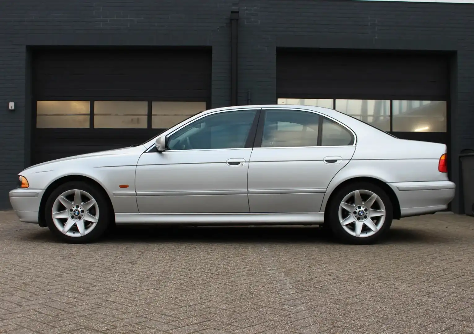 BMW 525 5-serie 525i aut Exe youngtimer Grijs - 2