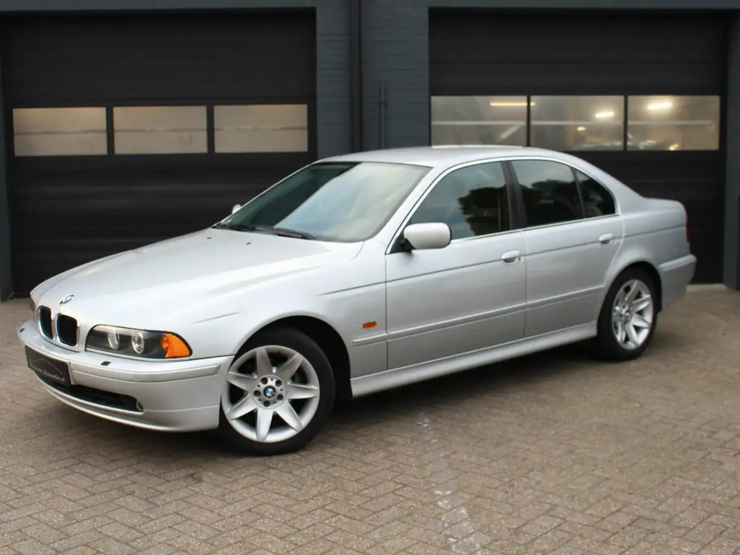 BMW 525 5-serie 525i aut Exe youngtimer siva - 1