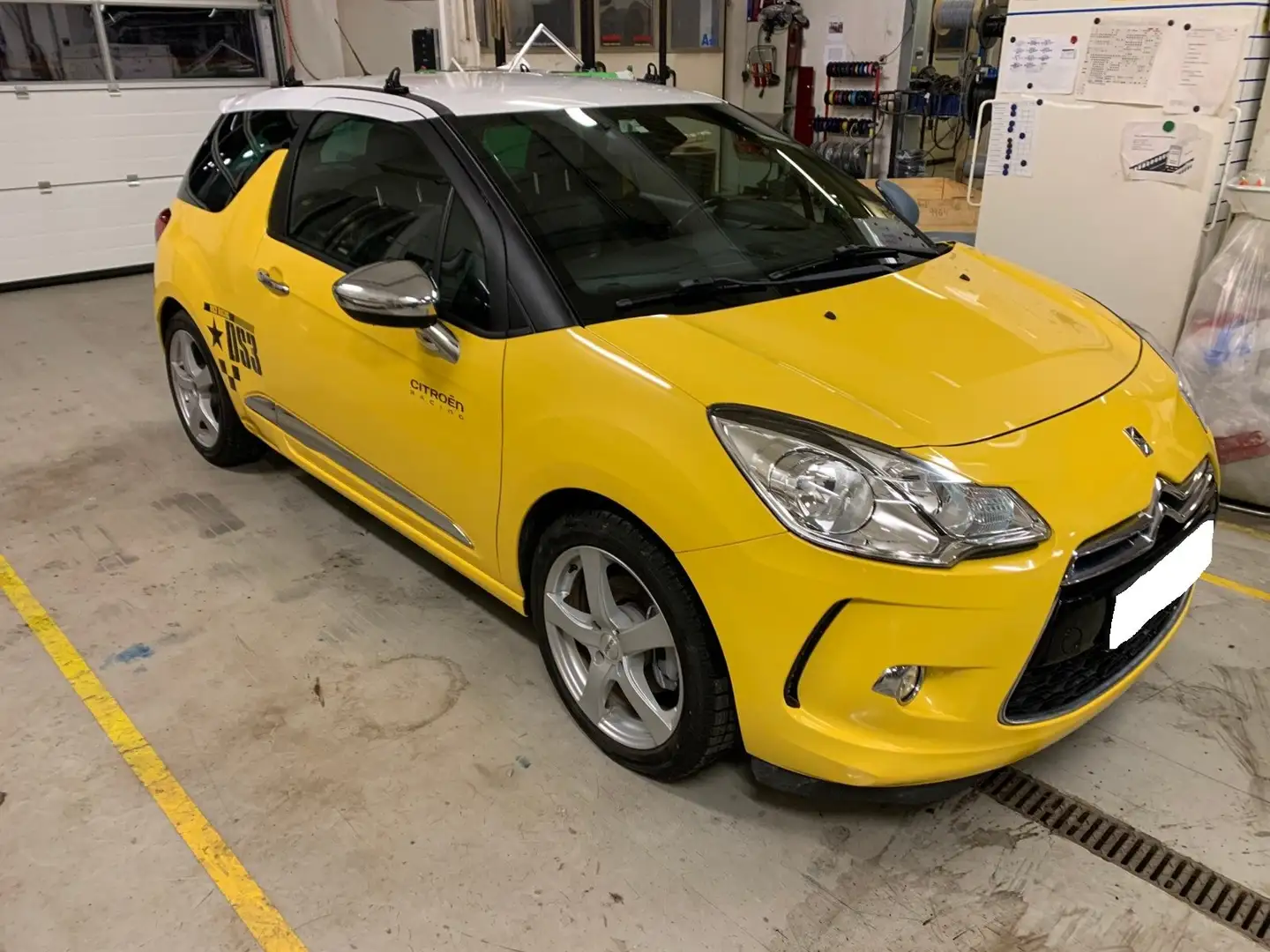 Citroen DS3 DS3 1.6 HDi Sport Chic Geel - 2