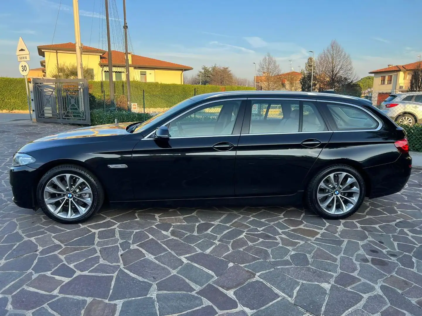BMW 520 d xDrive Touring Luxury Negro - 2