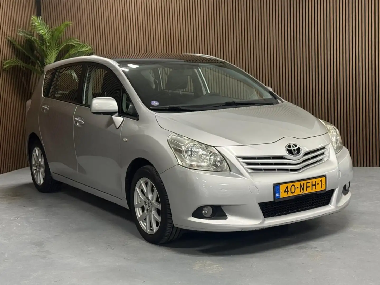 Toyota Verso 1.8 VVT-i Bns Lim. Grijs - 2