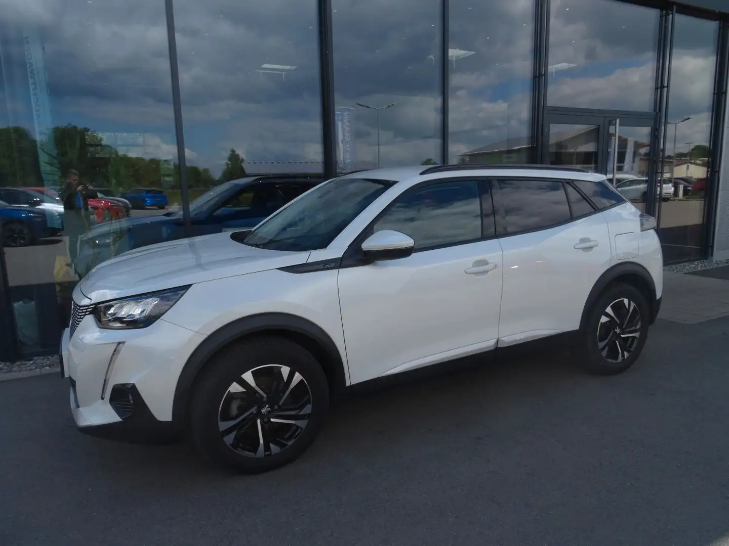 Peugeot 2008 e- Allure Klima, SHZ, PDC, Kamera, LED Weiß - 2