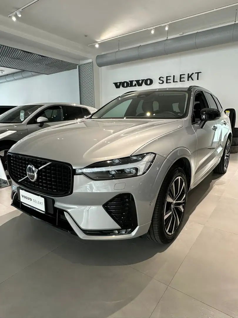 Volvo XC60 2.0 b4 Plus Dark auto Argento - 2