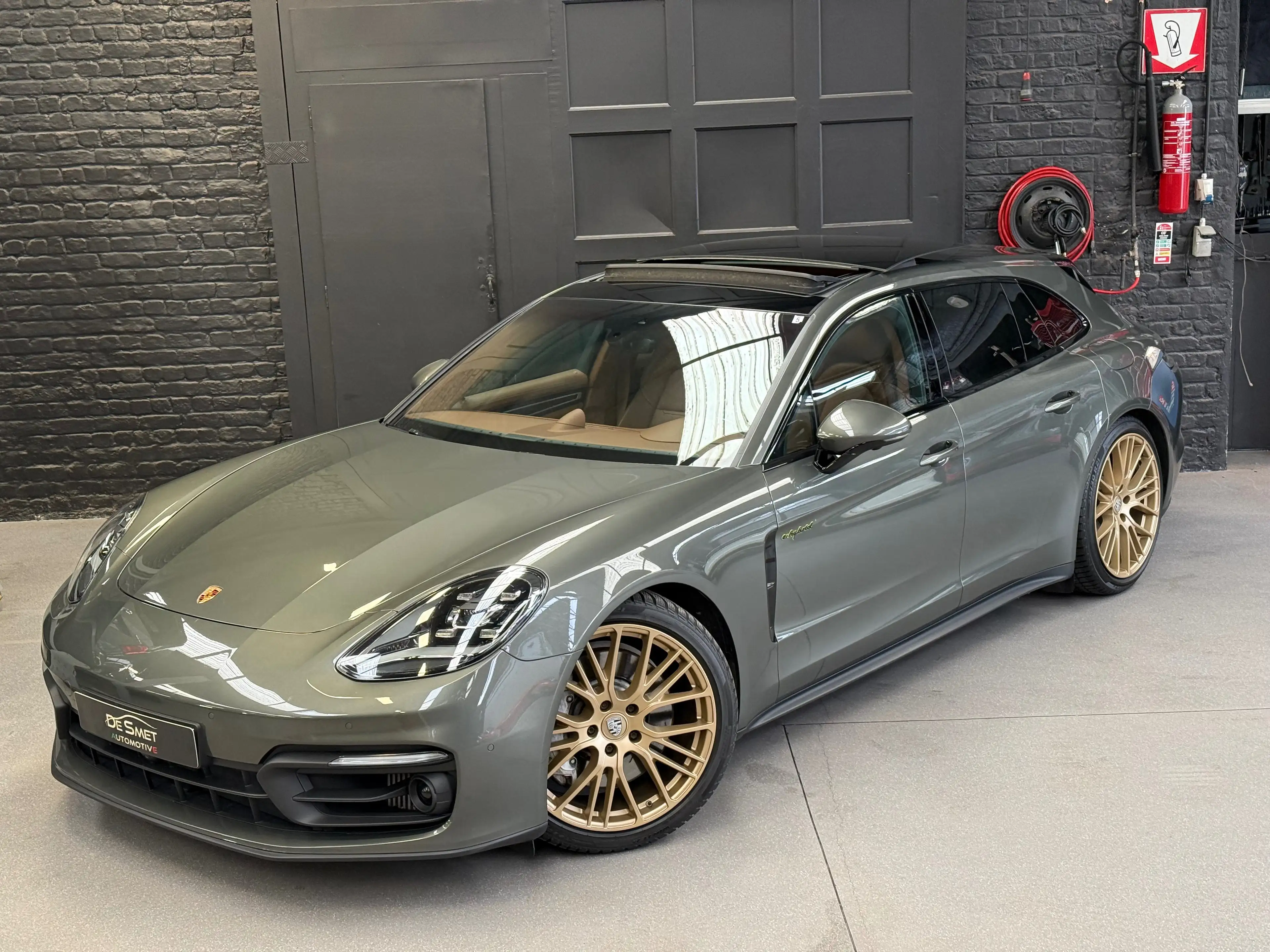 Porsche Panamera 4 e-Hybrid Sport Turismo platinum edition — photo 2
