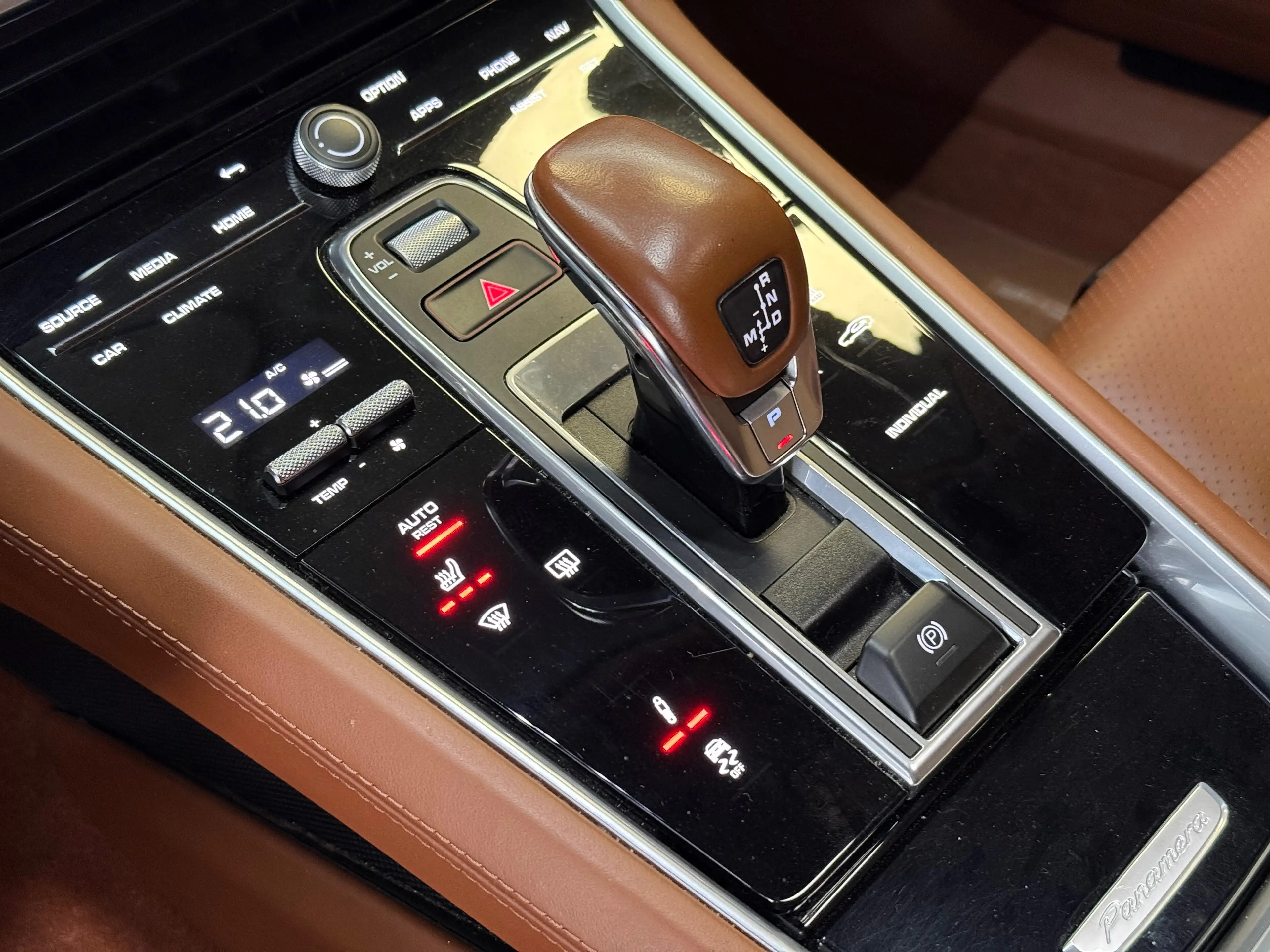 Porsche Panamera 4 e-Hybrid Sport Turismo platinum edition — photo 9