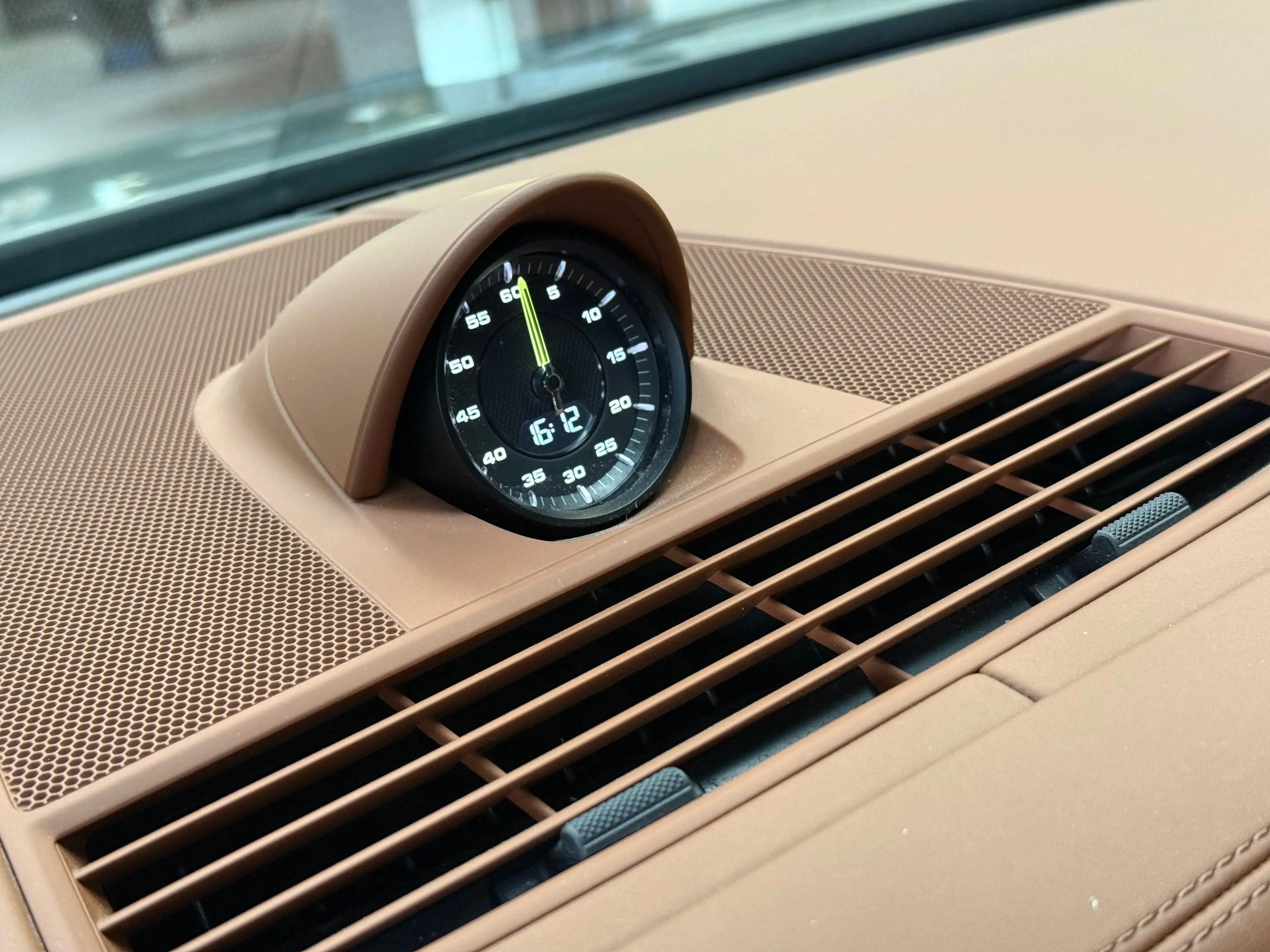 Porsche Panamera 4 e-Hybrid Sport Turismo platinum edition — photo 11