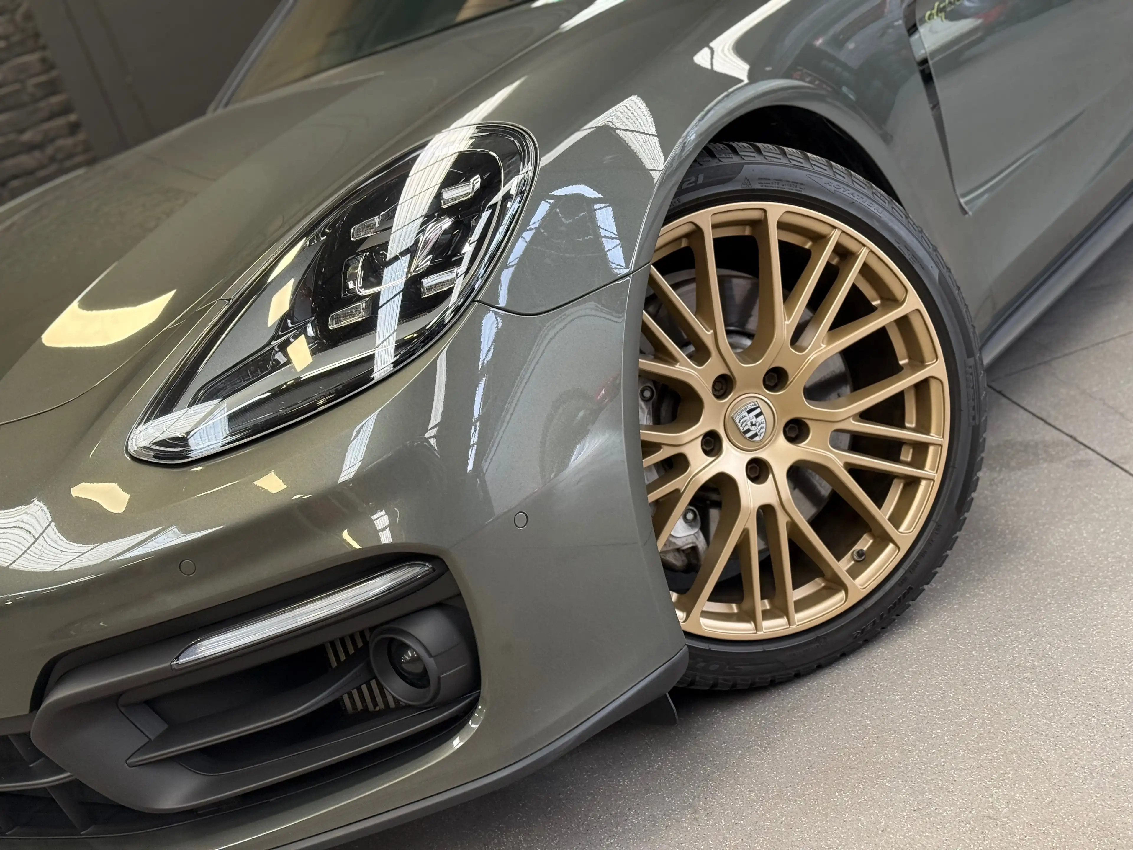 Porsche Panamera 4 e-Hybrid Sport Turismo platinum edition — photo 3