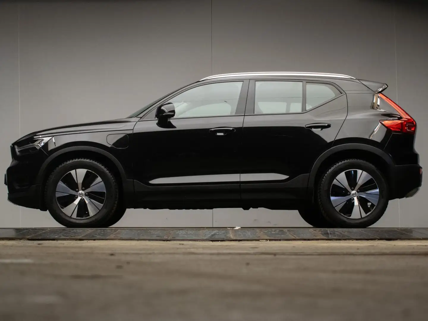 Volvo XC40 1.5 T5 Twin Sport (APPLE CARPLAY,NAVI,CAMERA,LED,X Zwart - 1