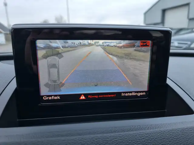 Audi Q3 view 15