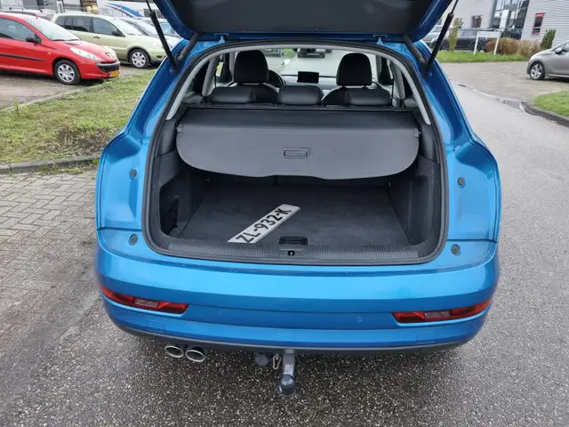 Audi Q3 view 8
