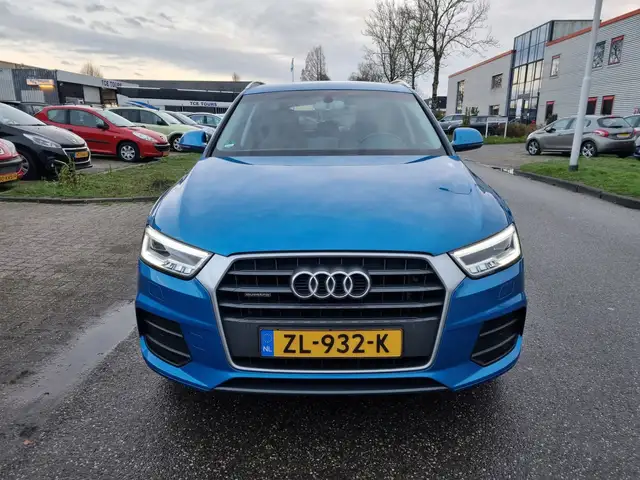 Audi Q3 view 21