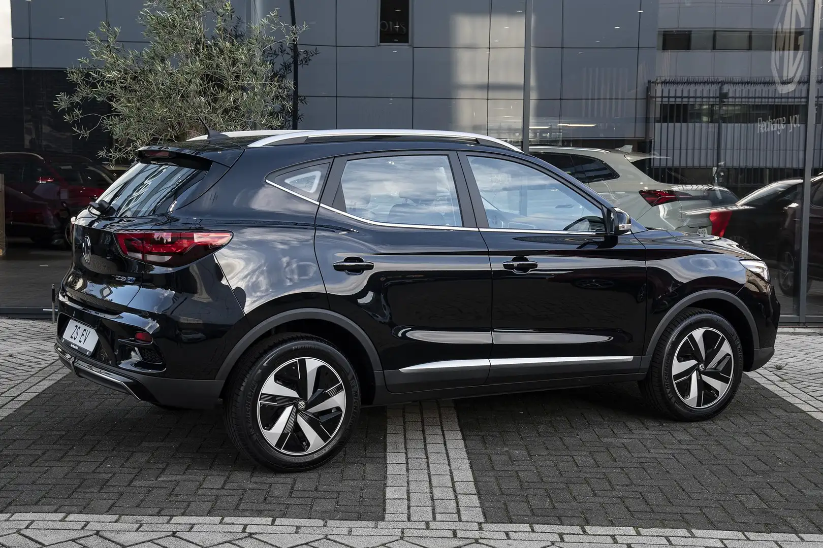MG ZS EV Standard Range Luxury 51 kWh Voorraaddeal nu to Zwart - 2