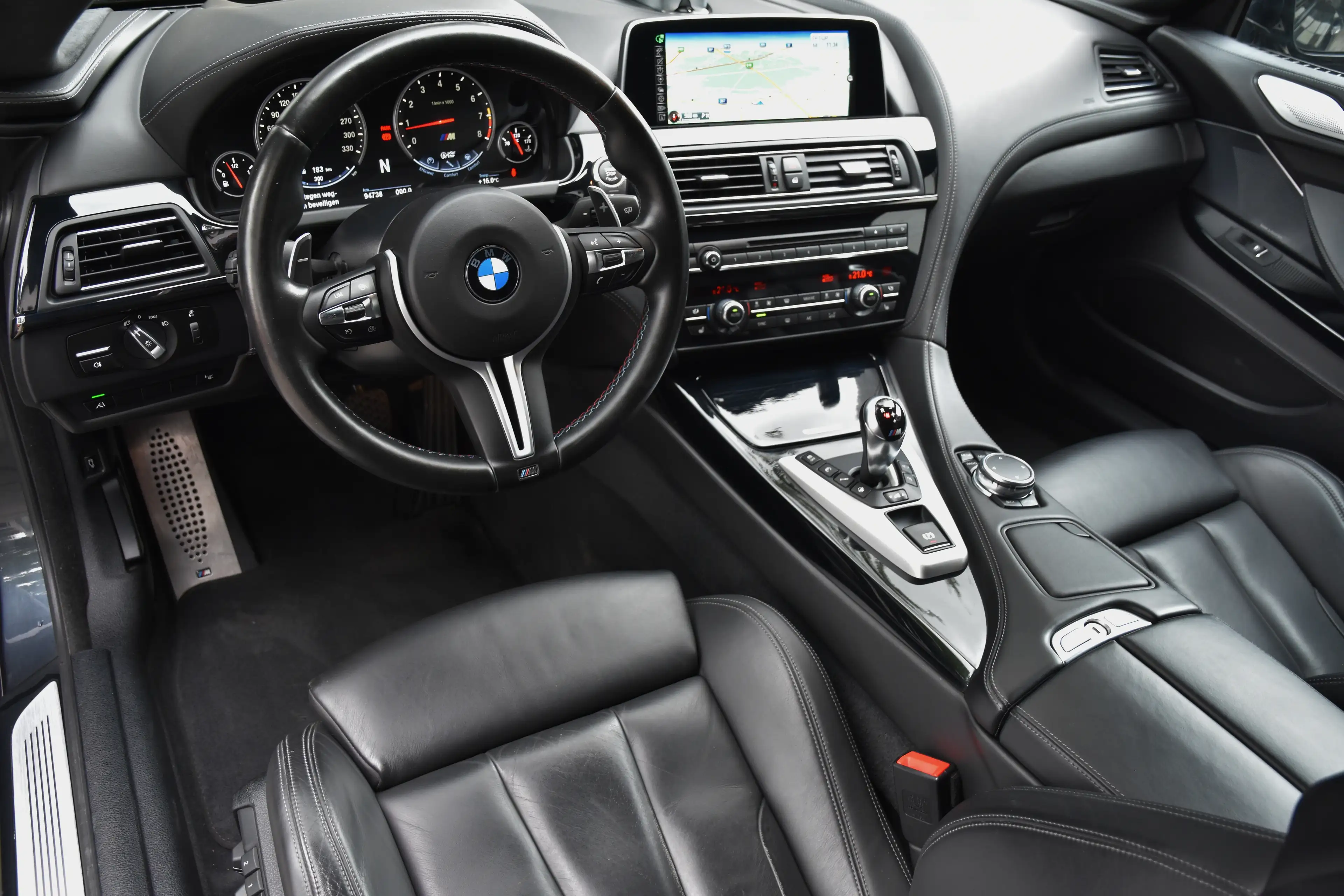 BMW M6 4.4 V8 DKG COUPE ** FULL HISTORY / FULL OPTION *** — photo 4
