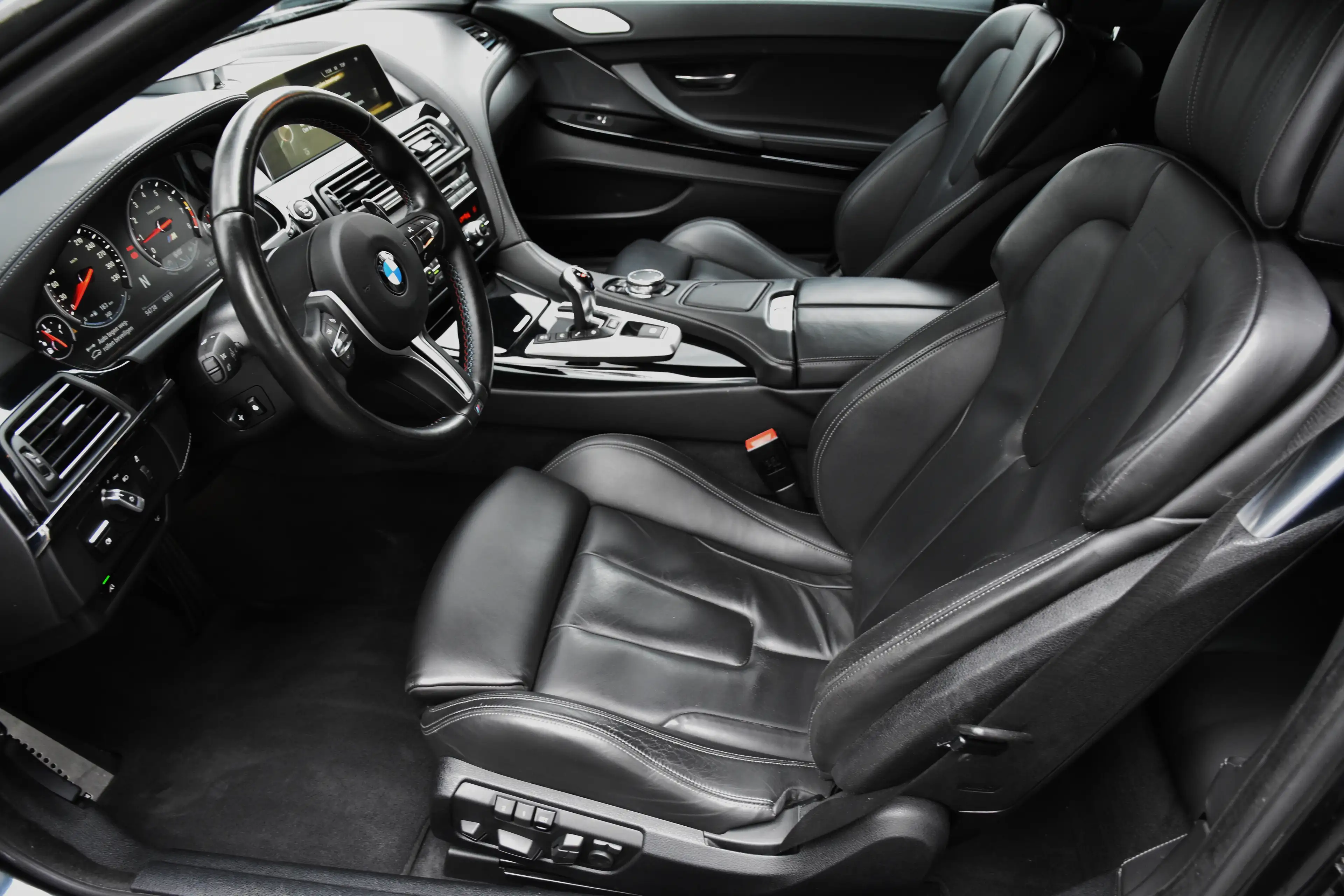 BMW M6 4.4 V8 DKG COUPE ** FULL HISTORY / FULL OPTION *** — photo 5