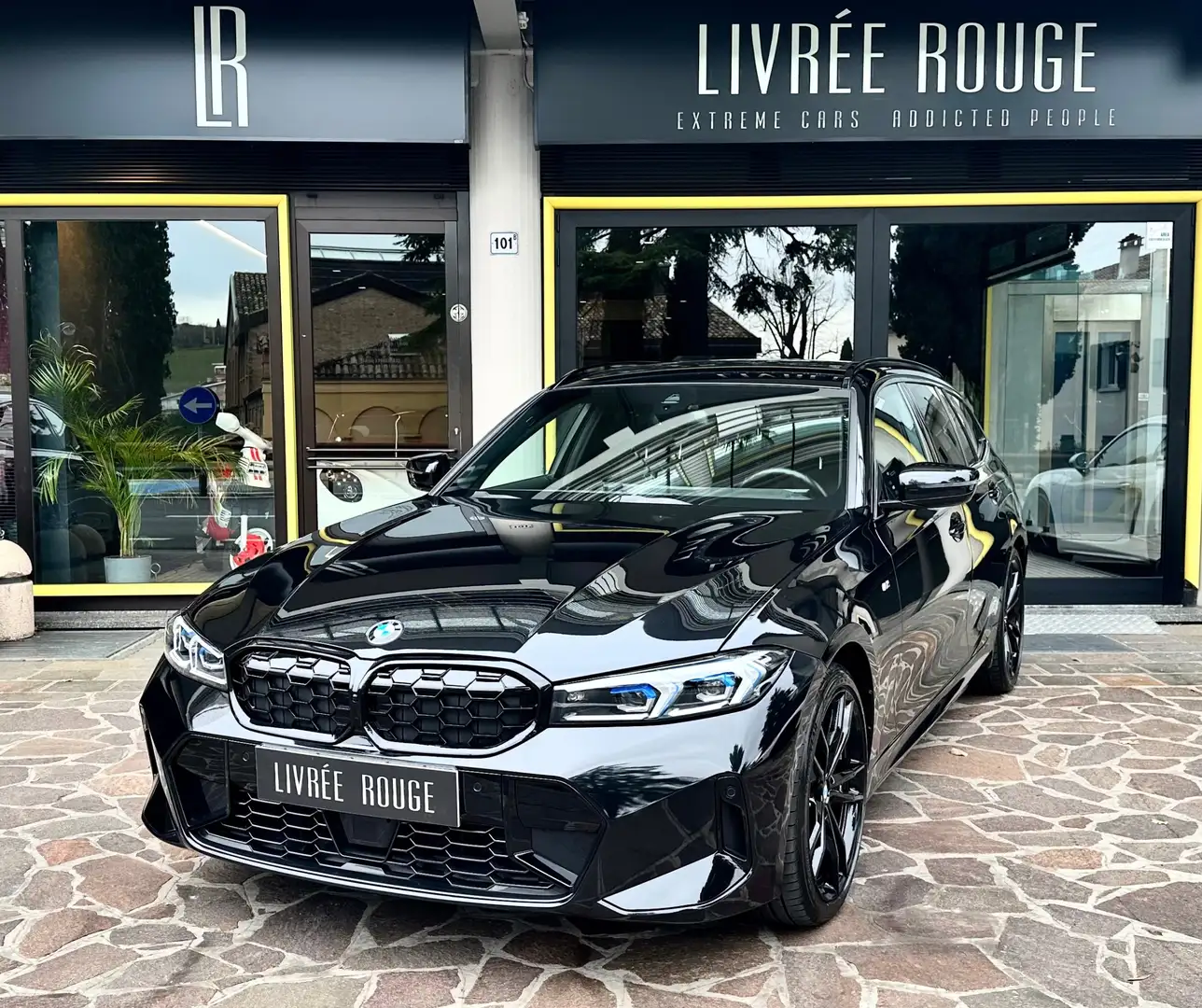 BMW 330 330d Touring mhev 48V xdrive Msport auto Zwart - 1
