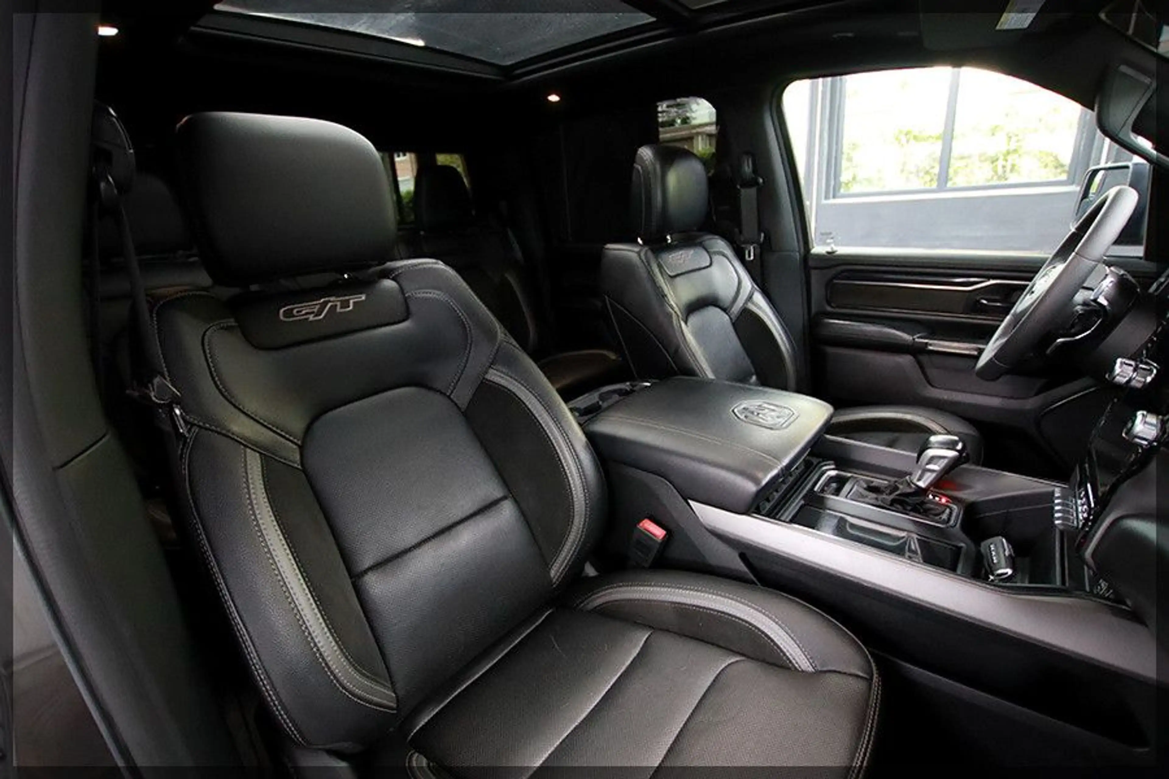 Dodge RAM GT 5.7 HEMI LARAMIE PANO / CAM / PDC — photo 13