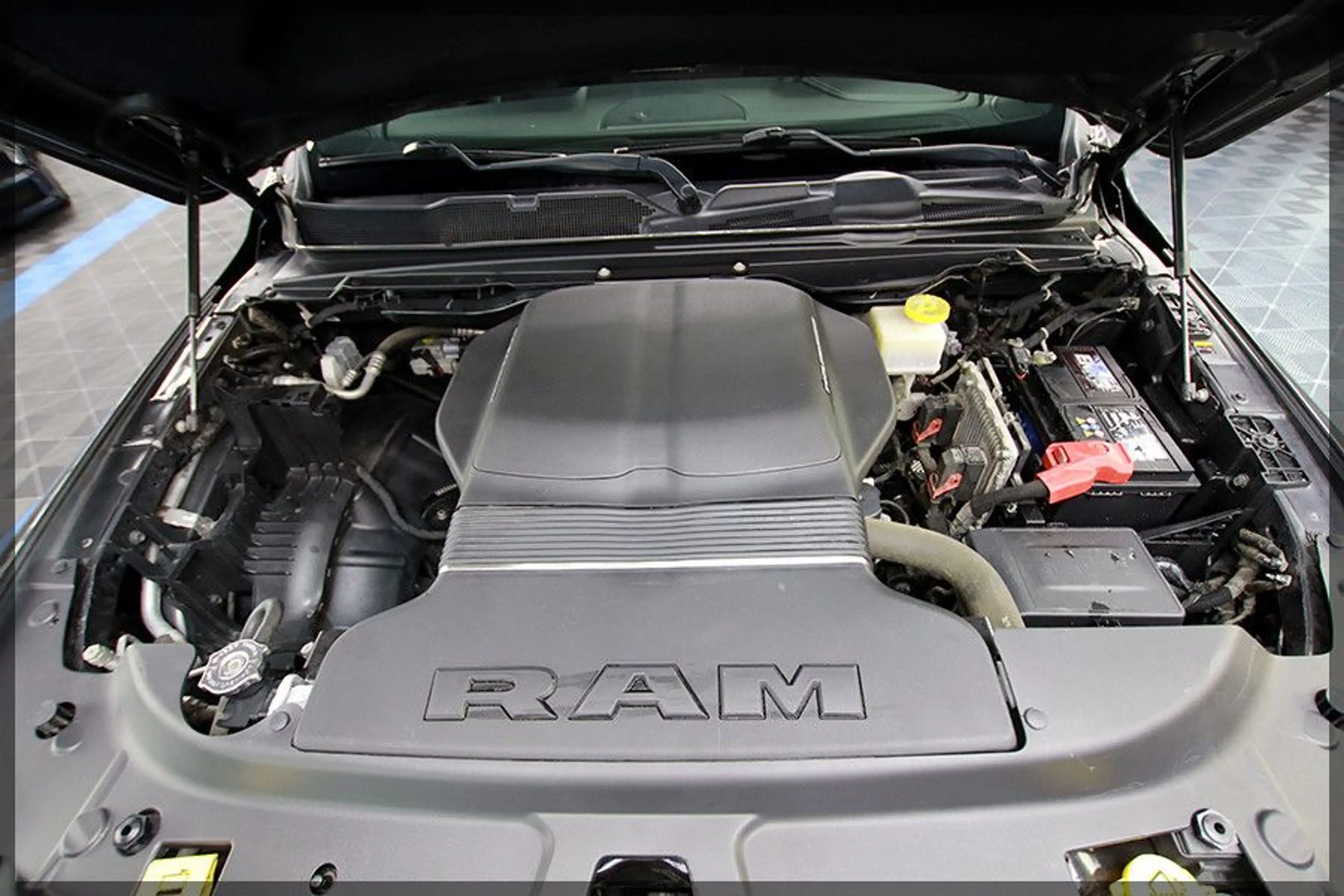 Dodge RAM GT 5.7 HEMI LARAMIE PANO / CAM / PDC — photo 11