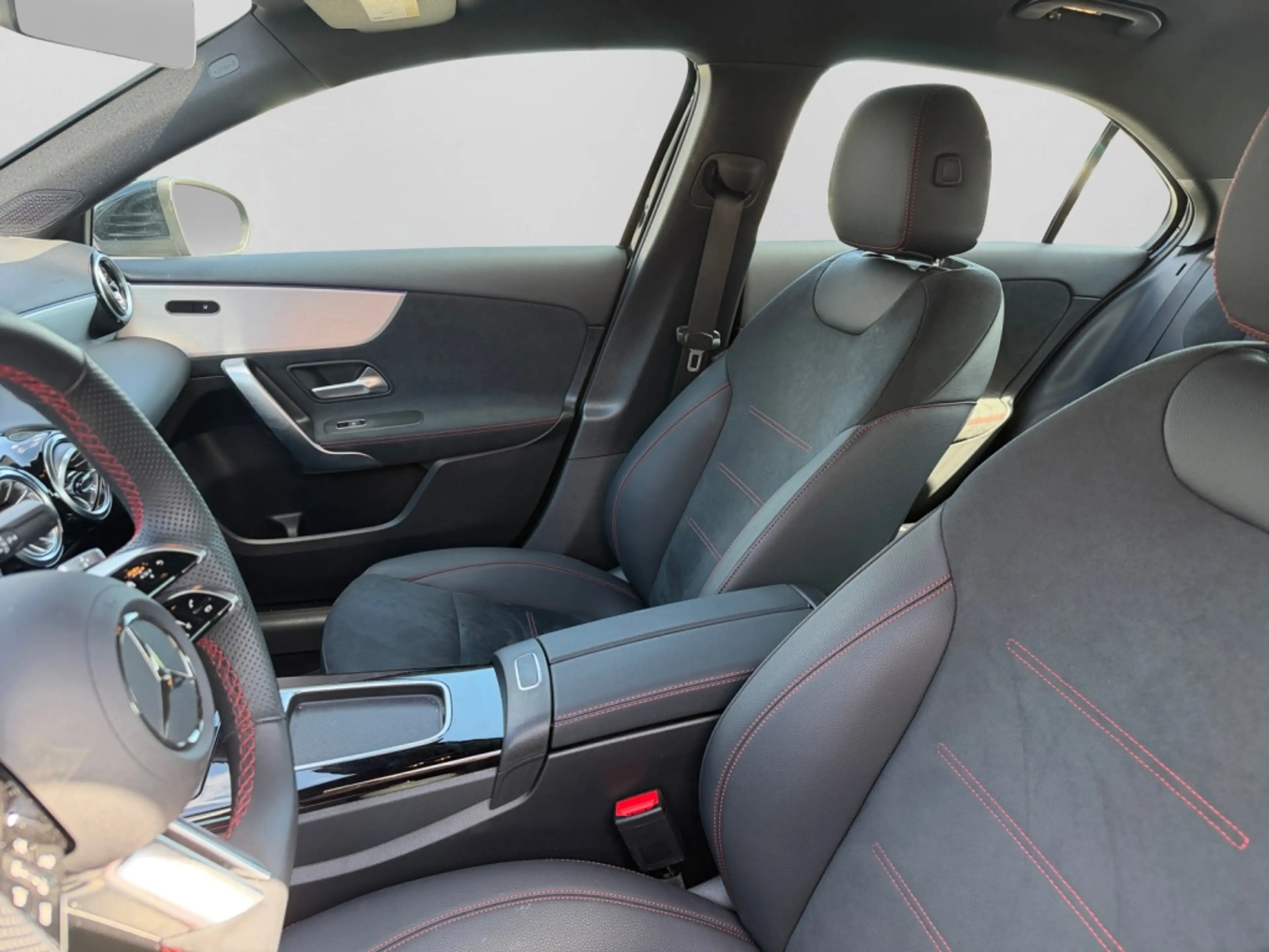 Mercedes-Benz A 220 4M Limousine AMG|MBEAM|AMBIENTE|MBUX|DAB — photo 9