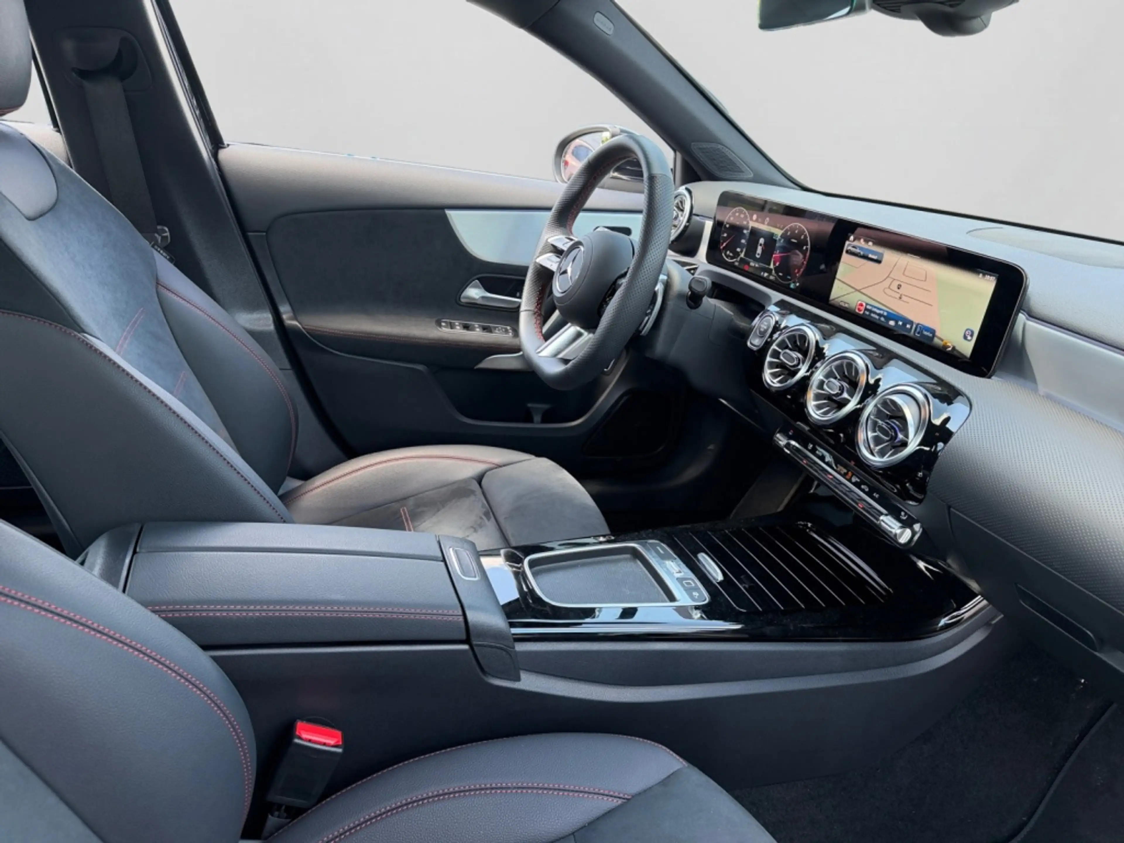 Mercedes-Benz A 220 4M Limousine AMG|MBEAM|AMBIENTE|MBUX|DAB — photo 15