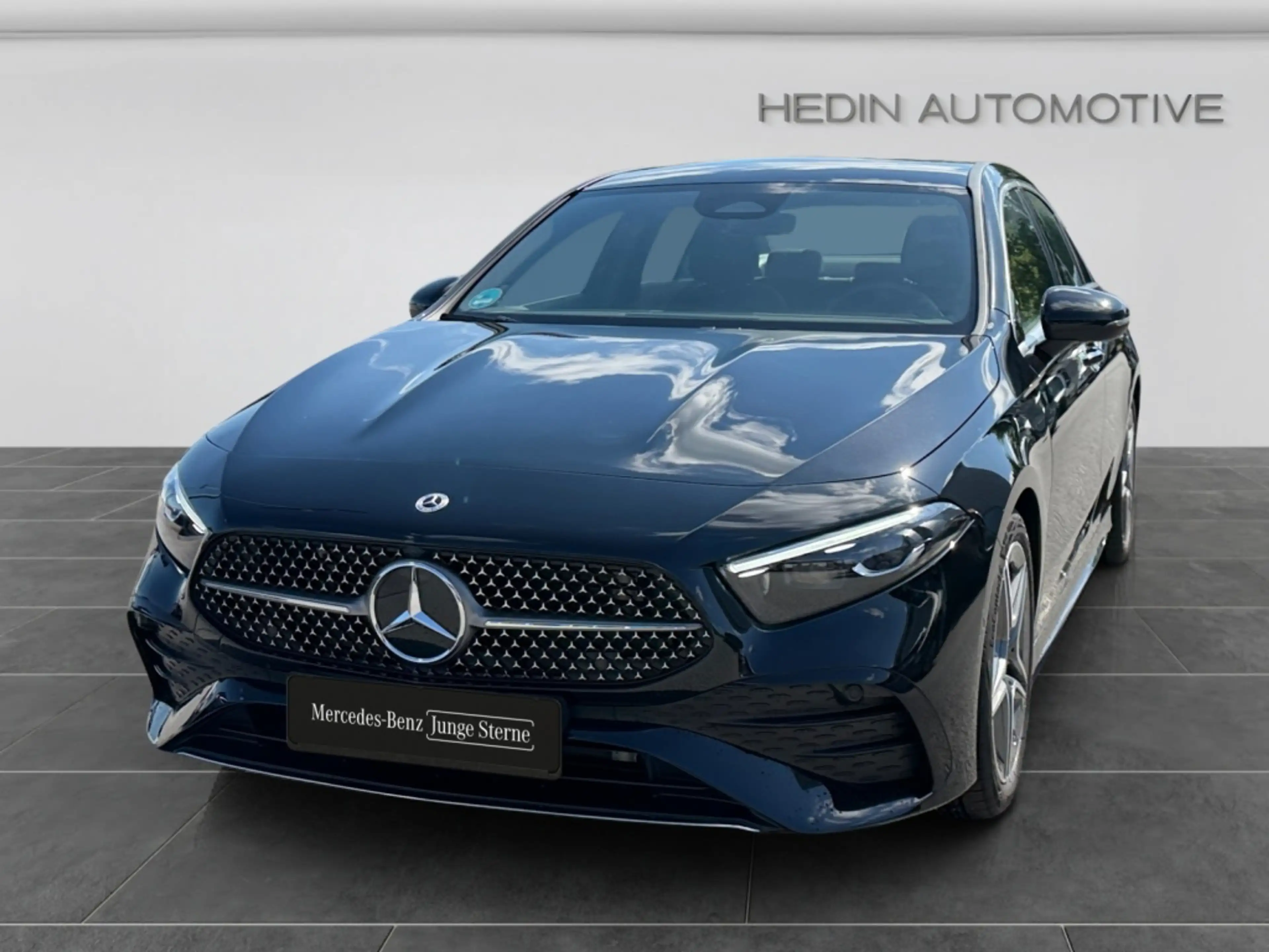 Mercedes-Benz A 220 4M Limousine AMG|MBEAM|AMBIENTE|MBUX|DAB — photo 2