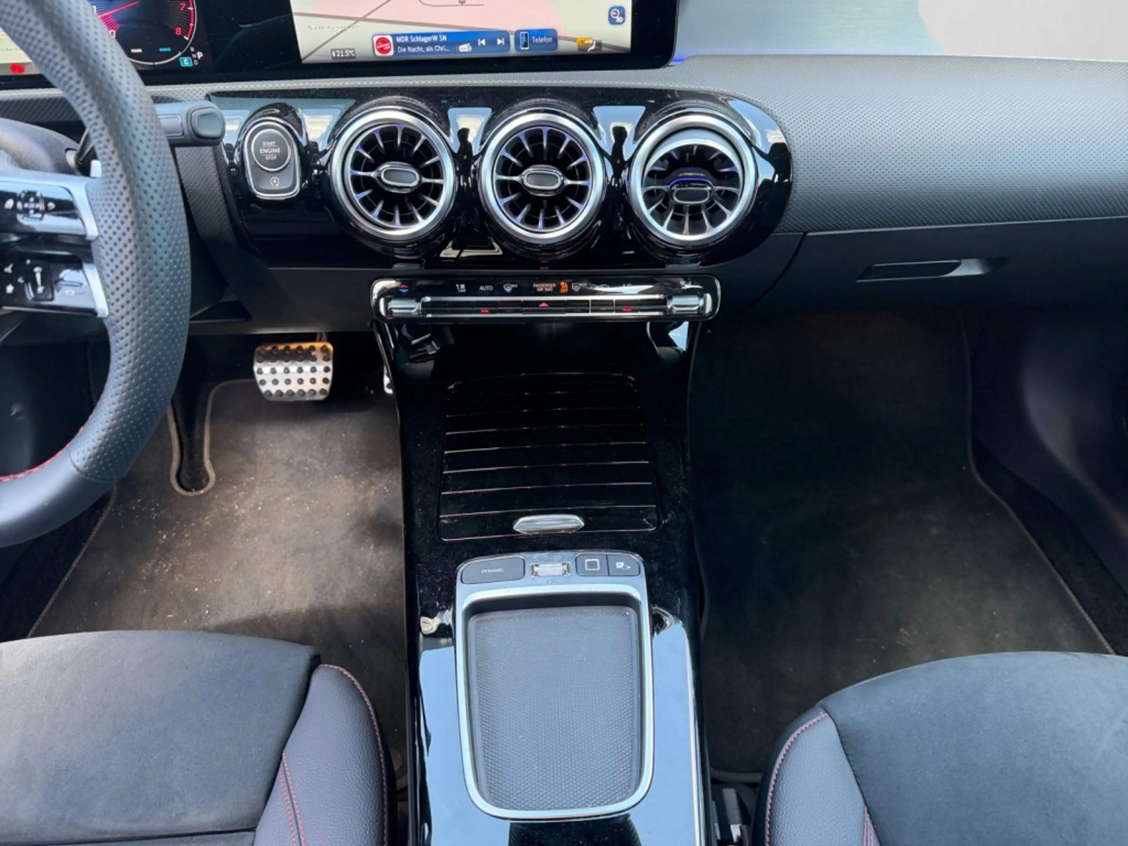 Mercedes-Benz A 220 4M Limousine AMG|MBEAM|AMBIENTE|MBUX|DAB — photo 11