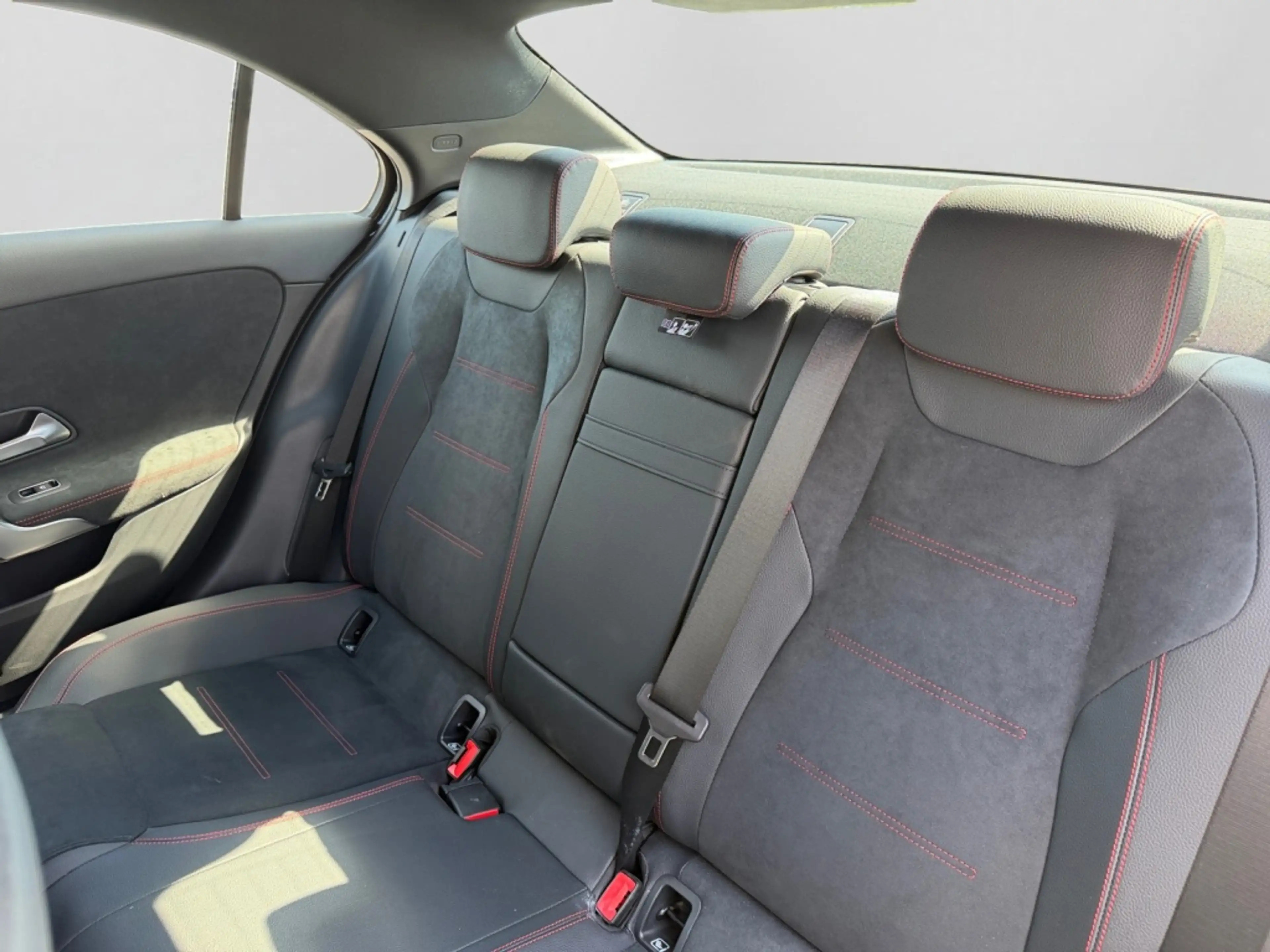 Mercedes-Benz A 220 4M Limousine AMG|MBEAM|AMBIENTE|MBUX|DAB — photo 13