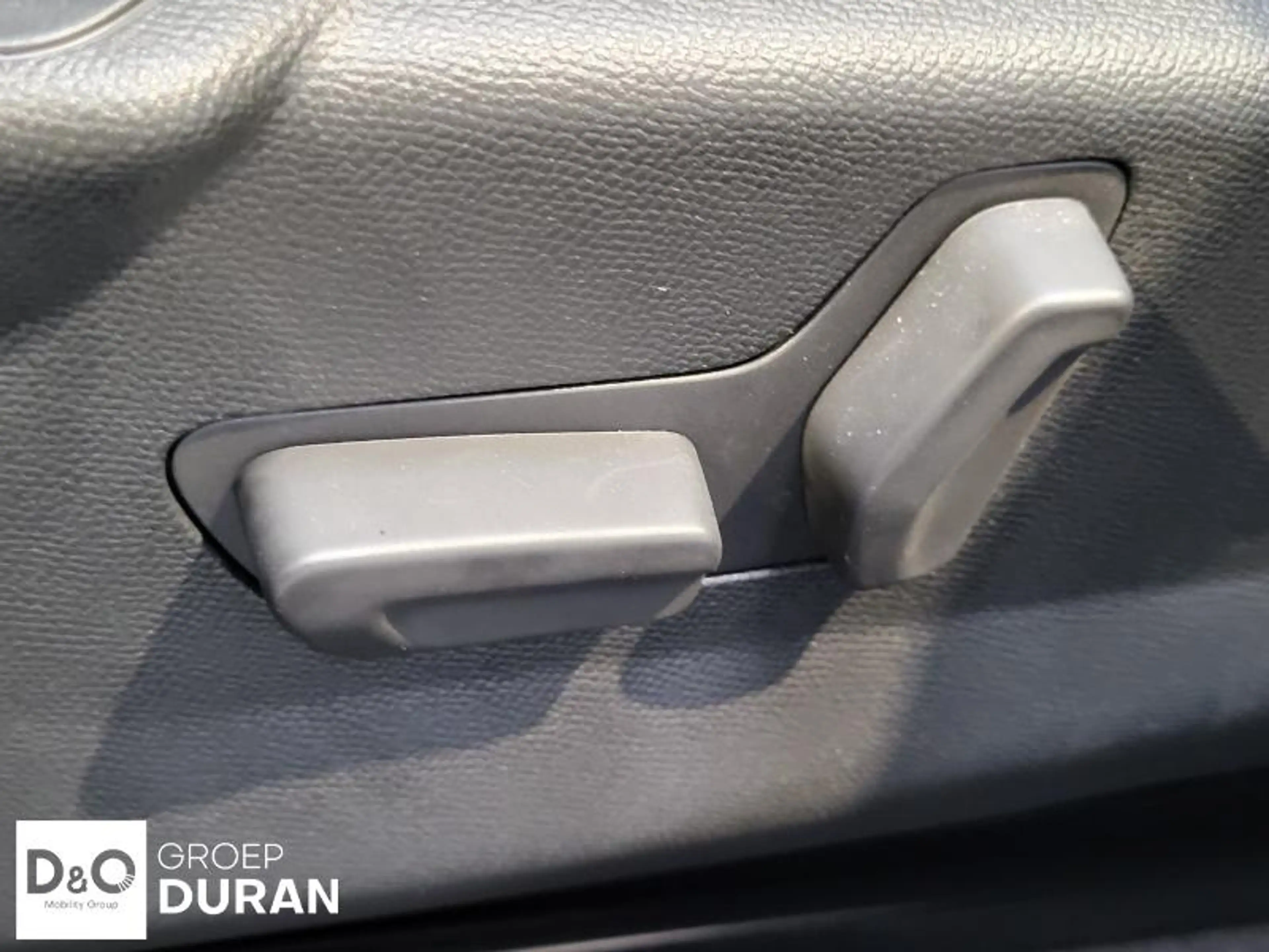 Peugeot 208 GT 1.2 Hybrid e-dcs6 — photo 11