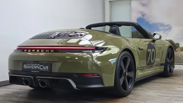 Porsche 911 view 6