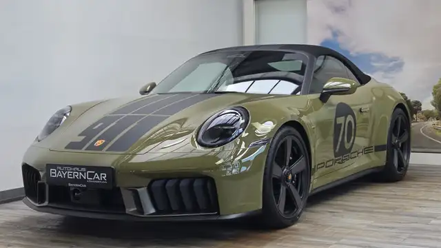 Porsche 911 view 8