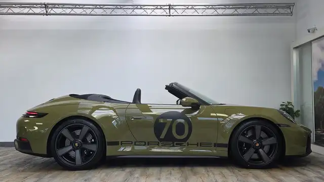 Porsche 911 view 4