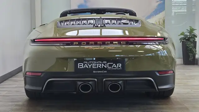 Porsche 911 view 5