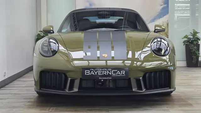 Porsche 911 view 9